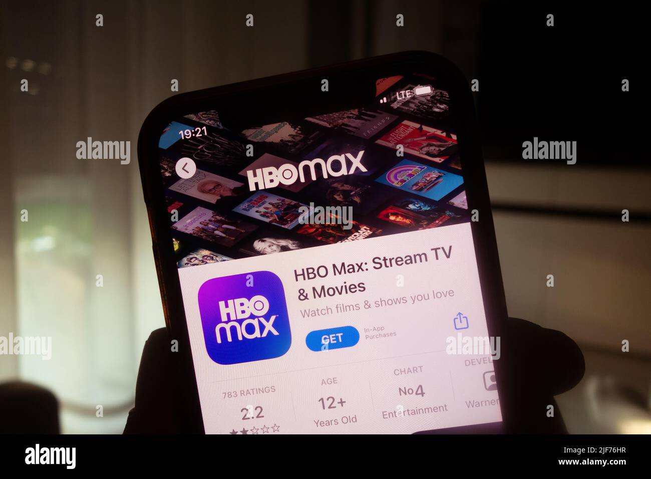 KONSKIE, POLONIA - 29 giugno 2022: Applicazione HBO Max Stream TV and Movies sull'App Store visualizzata sullo schermo del telefono cellulare Foto Stock
