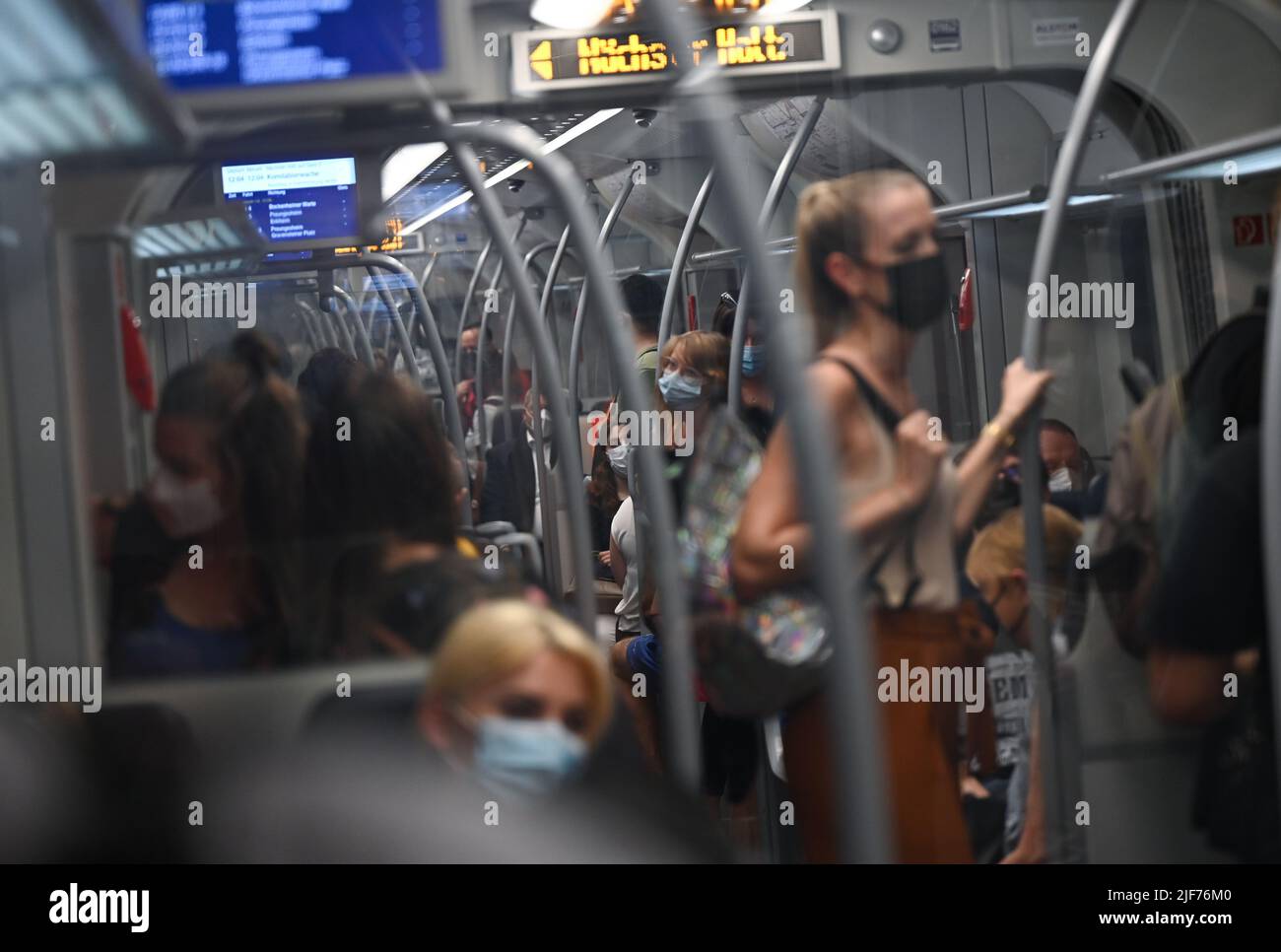 30 giugno 2022, Hessen, Francoforte sul meno: I passeggeri dei treni sono su un treno S-Bahn presso la stazione centrale. Per 9 euro al mese in tutta la Germania - questa offerta ha convinto molte persone. I dati iniziali suggeriscono anche che anche i conducenti di auto ne traggono vantaggio. Foto: Arne Dedert/dpa Foto Stock