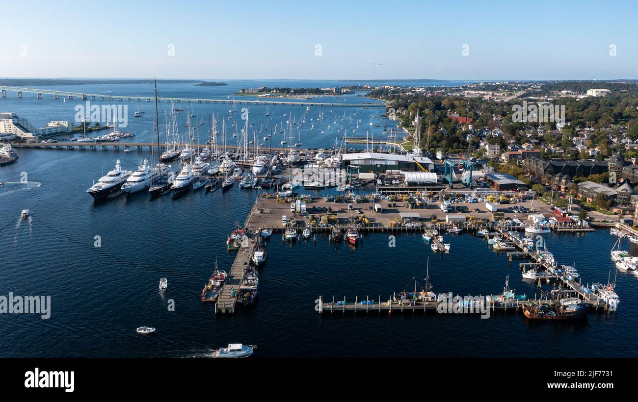 Foto aeree del porto di Newport, barche ormeggiate e ormeggiate al sole nel tardo pomeriggio al Newport International Boat Show, Safe Harbor Shipyard. Foto Stock