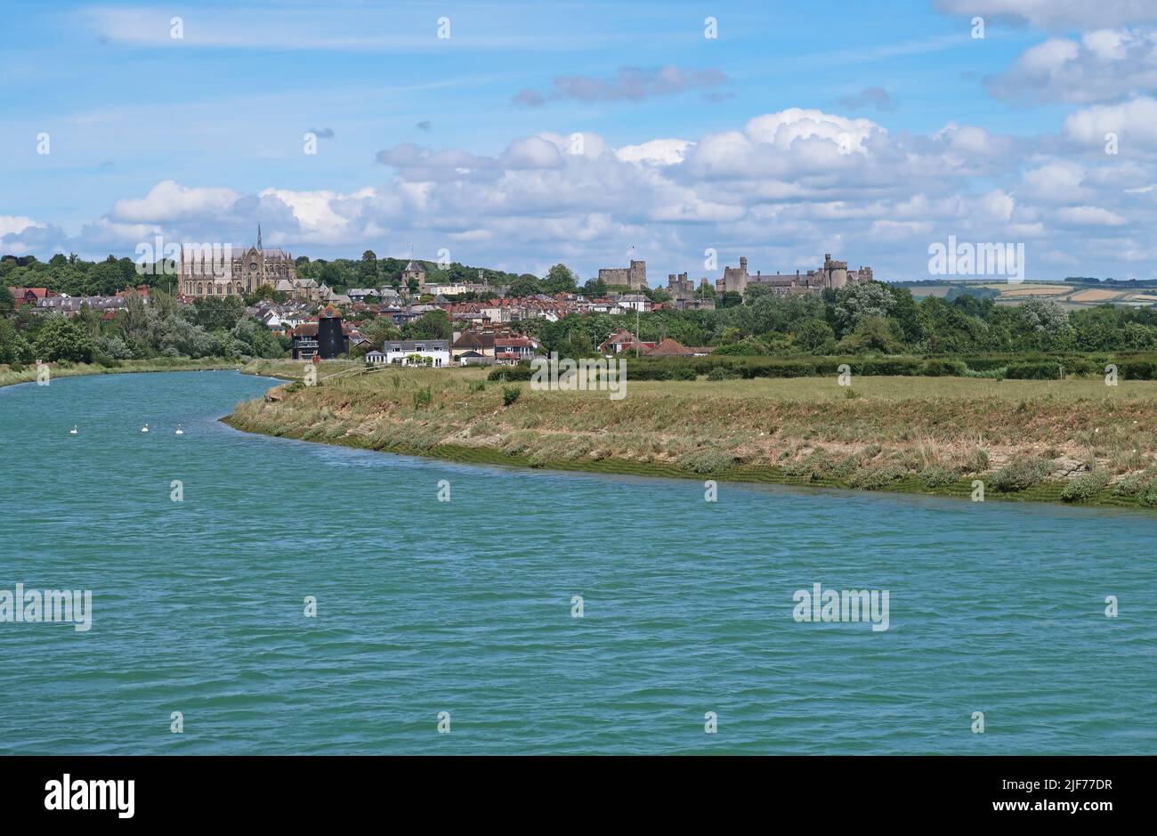 Il fiume Arun nel Sussex occidentale, Regno Unito. Ammira l'alta marea che mostra il castello di Arundel e la cattedrale nella parte posteriore Foto Stock
