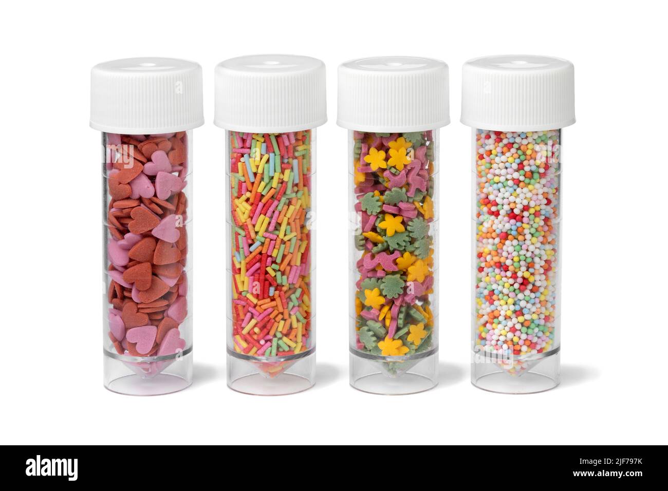 Tubi di plastica con coloratissimi spolverini di zucchero per decorare la pasta fatta in casa isolata su sfondo bianco Foto Stock