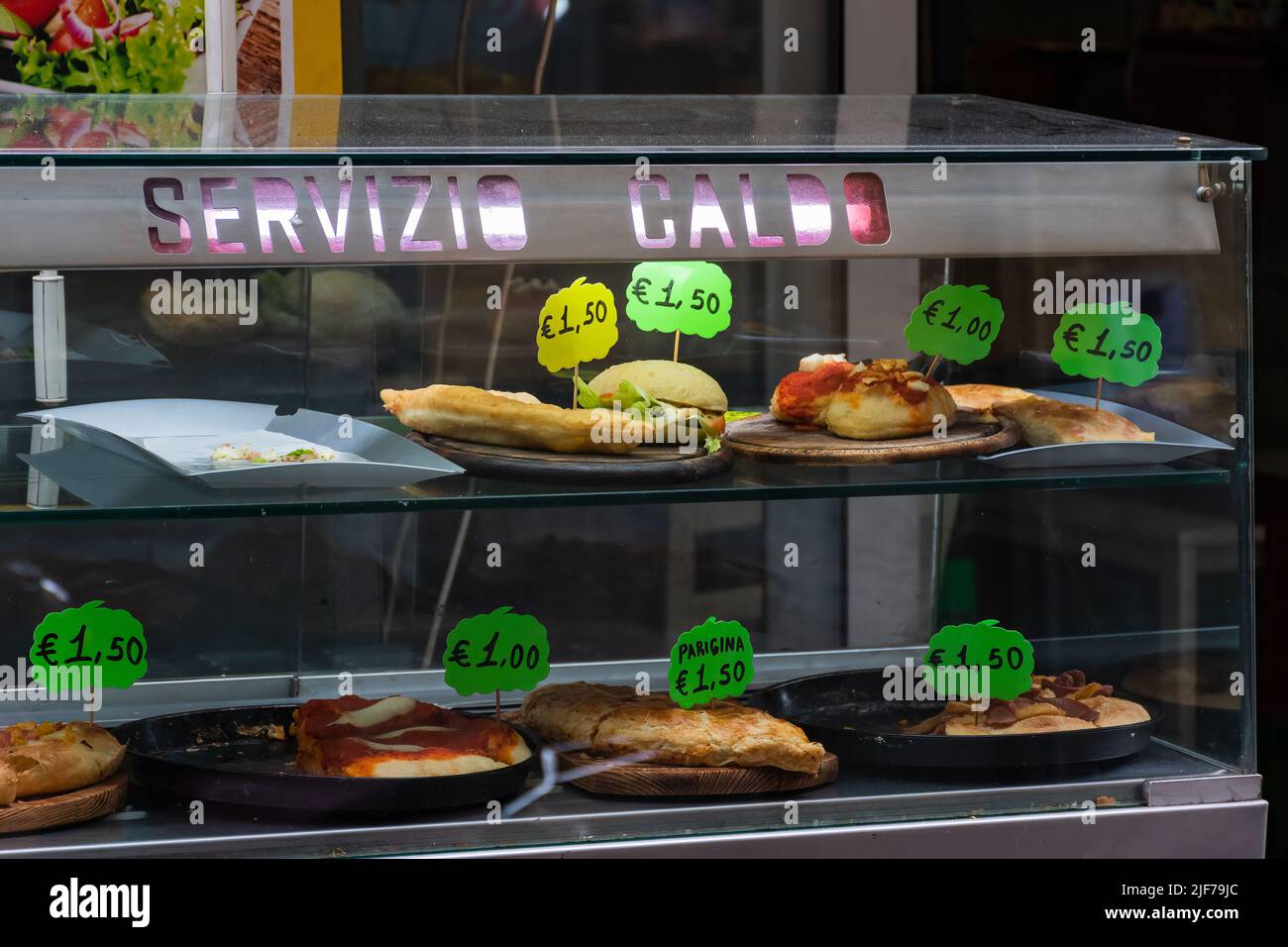 Napoli, Italia. Maggio 27, 2022. Street food in vetrina con prezzi nel centro storico di Napoli Foto Stock