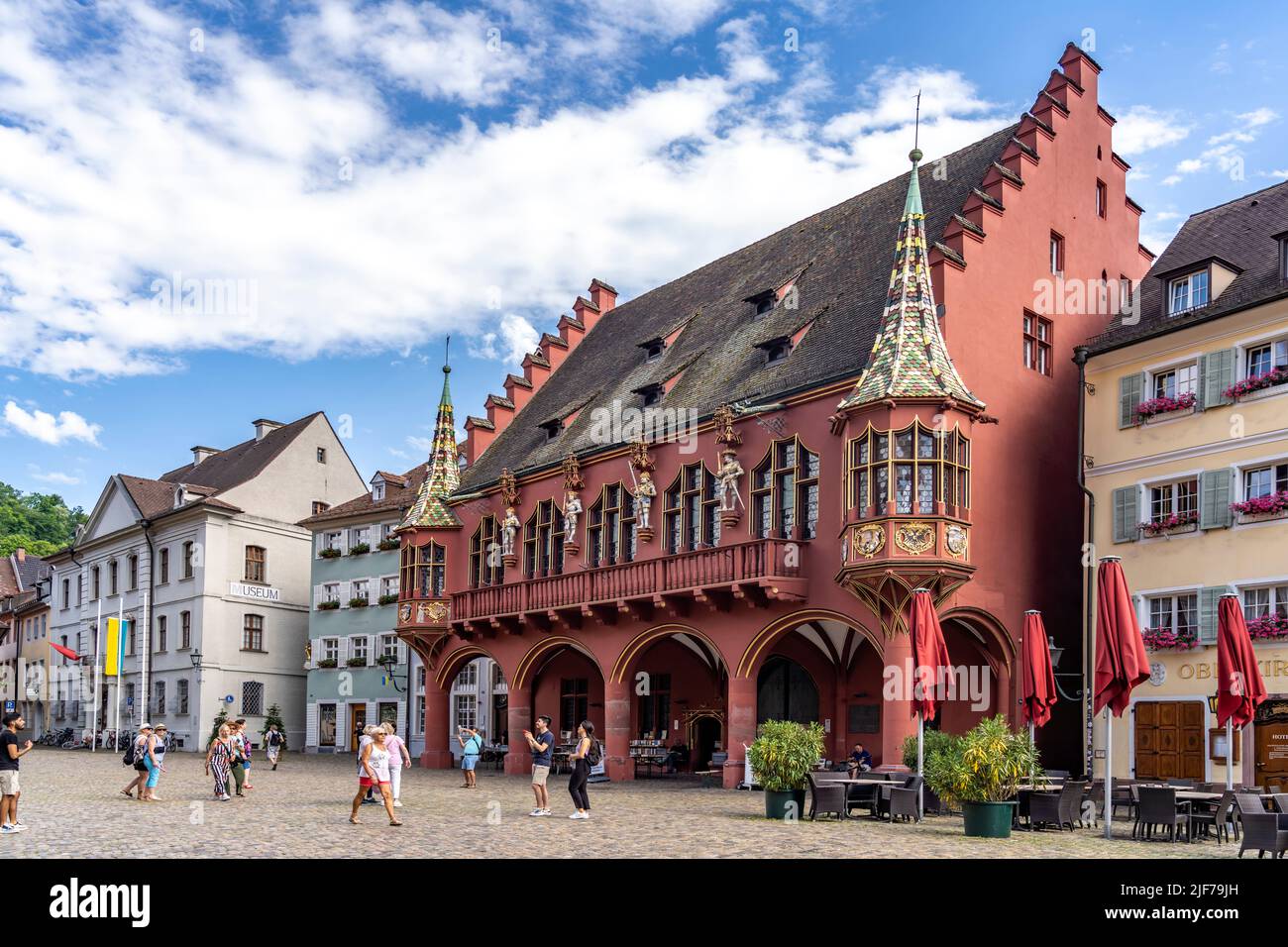 Das Historische Kaufhaus am Münsterplatz, Friburgo in Breisgau, Schwarzwald, Baden-Württemberg, Deutschland | la Sala dei commercianti storici a Münst Foto Stock