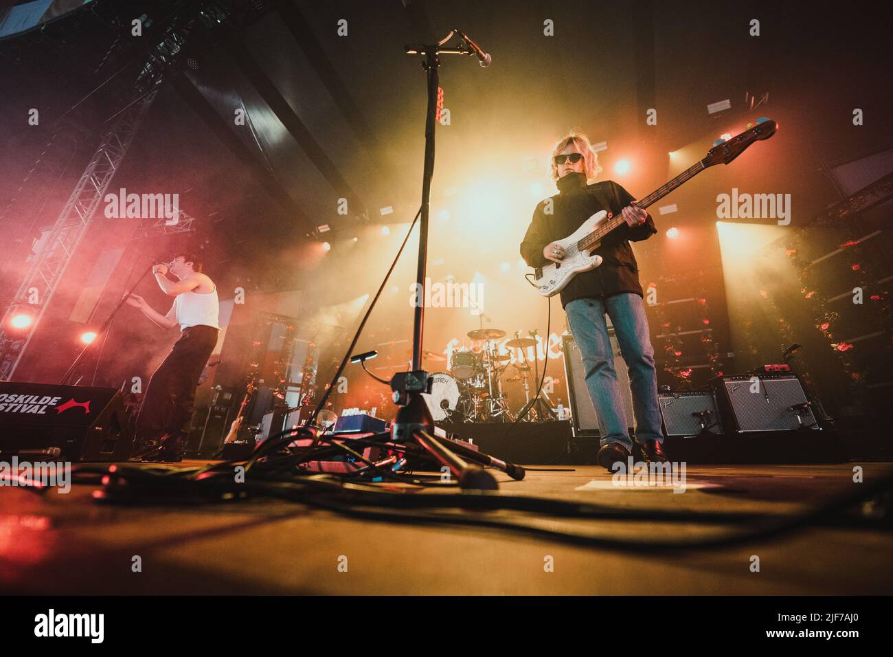 Roskilde, Danimarca. 29th giugno 2022. Il gruppo irlandese di musica post punk Fontaines D.C. si esibisce in un concerto dal vivo durante il festival di musica danese Roskilde Festival 2022 a Roskilde. Qui il cantante Grian chatten è visto dal vivo sul palco con il bassista Conor Deegan III. (Photo Credit: Gonzales Photo/Alamy Live News Foto Stock