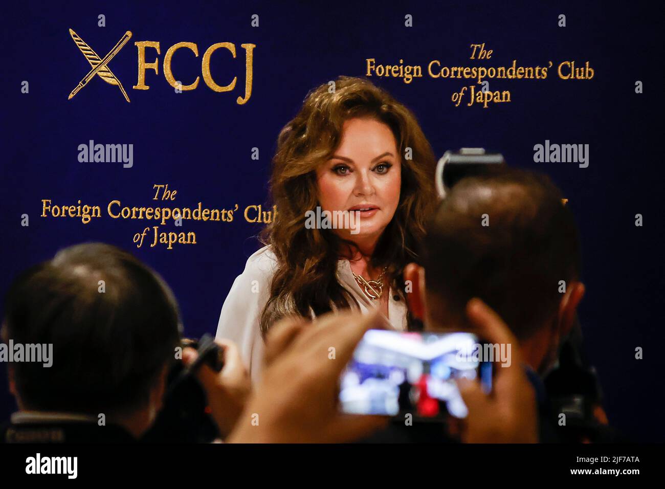 L'artista inglese Sarah Brightman partecipa a una conferenza stampa presso il Foreign Corresponders' Club of Japan il 30 giugno 2022, a Tokyo, Giappone. Il cantante e attrice di soprano classico inglese Sarah Brightman e il compositore, batterista, pianista classico e leader di X JAPAN sono venuti al Club per annunciare il loro prossimo concerto di collaborazione natalizio in Giappone. Credit: Rodrigo Reyes Marin/AFLO/Alamy Live News Foto Stock