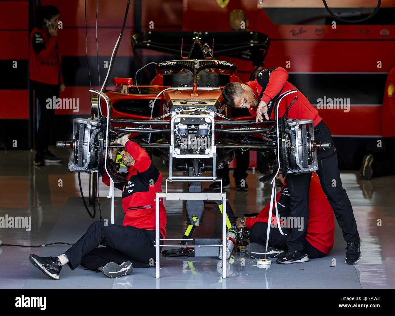 2022-06-30 11:55:40 SILVERSTONE - un ingegnere che lavora sulla vettura di Charles Leclerc (Ferrari) al circuito di Silverstone davanti al Gran Premio di Gran Bretagna. REMKO DE WAAL Paesi bassi out - belgio out Foto Stock