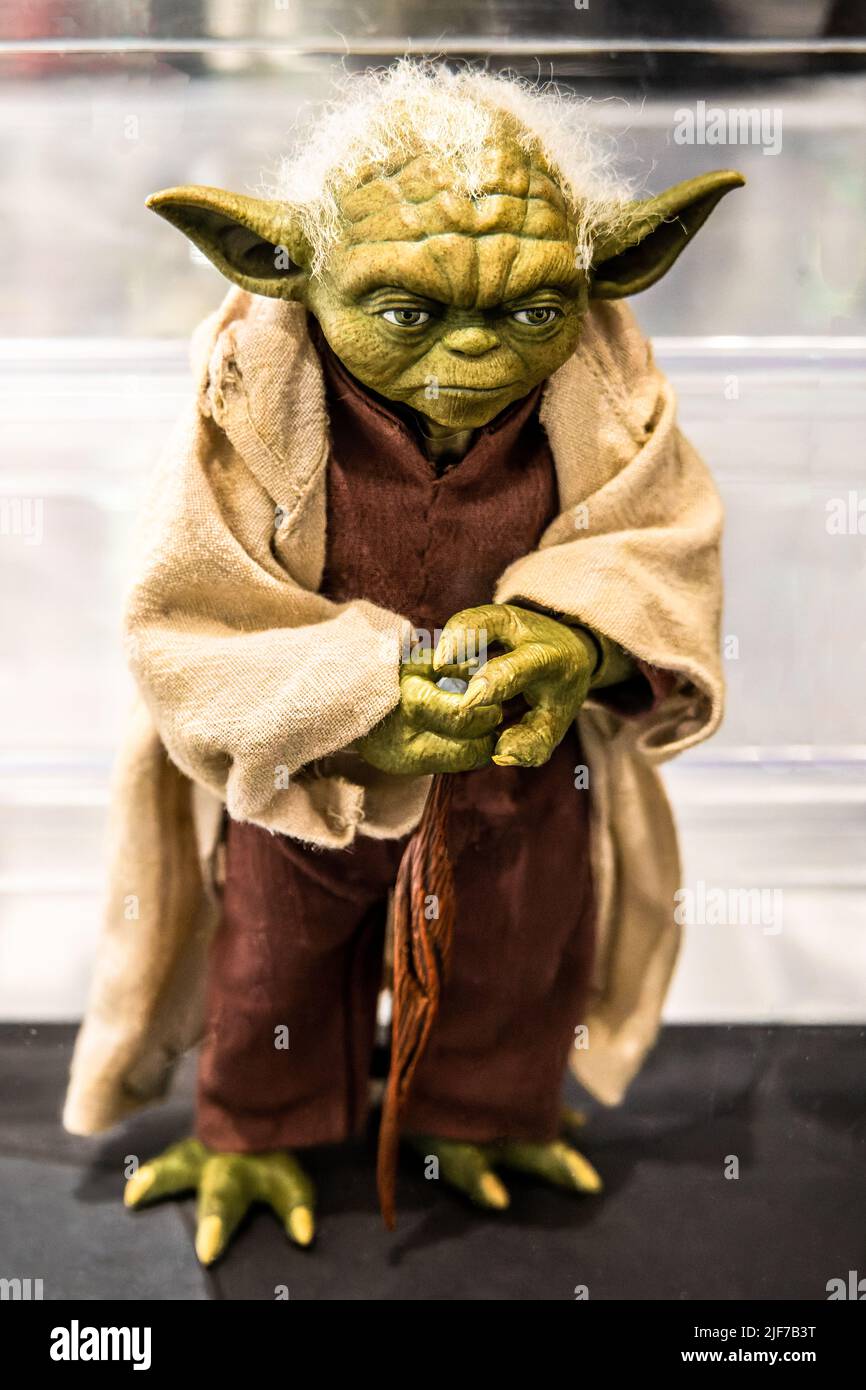 Yoda Fugurine in mostra durante la mostra Star Wars Day 2022 a Suntec City, Singapore. Foto Stock