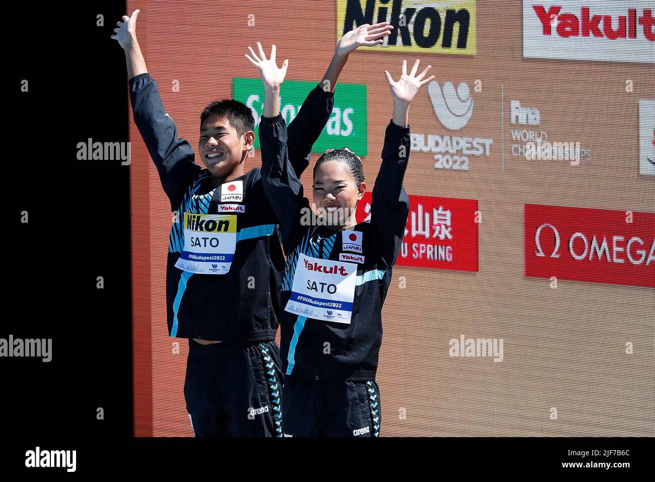 Budapest, Ungheria, 25th giugno 2022. Tomoka Sato e Yotaro Sato del Giappone festeggiano il secondo posto durante la cerimonia della medaglia nella finale Mixed Duet Free il giorno nove dei campionati mondiali FINA di Budapest 2022 presso il complesso Acquatico Nazionale Alfred Hajos di Budapest, Ungheria. Giugno 25, 2022. Credit: Nikola Krstic/Alamy Foto Stock