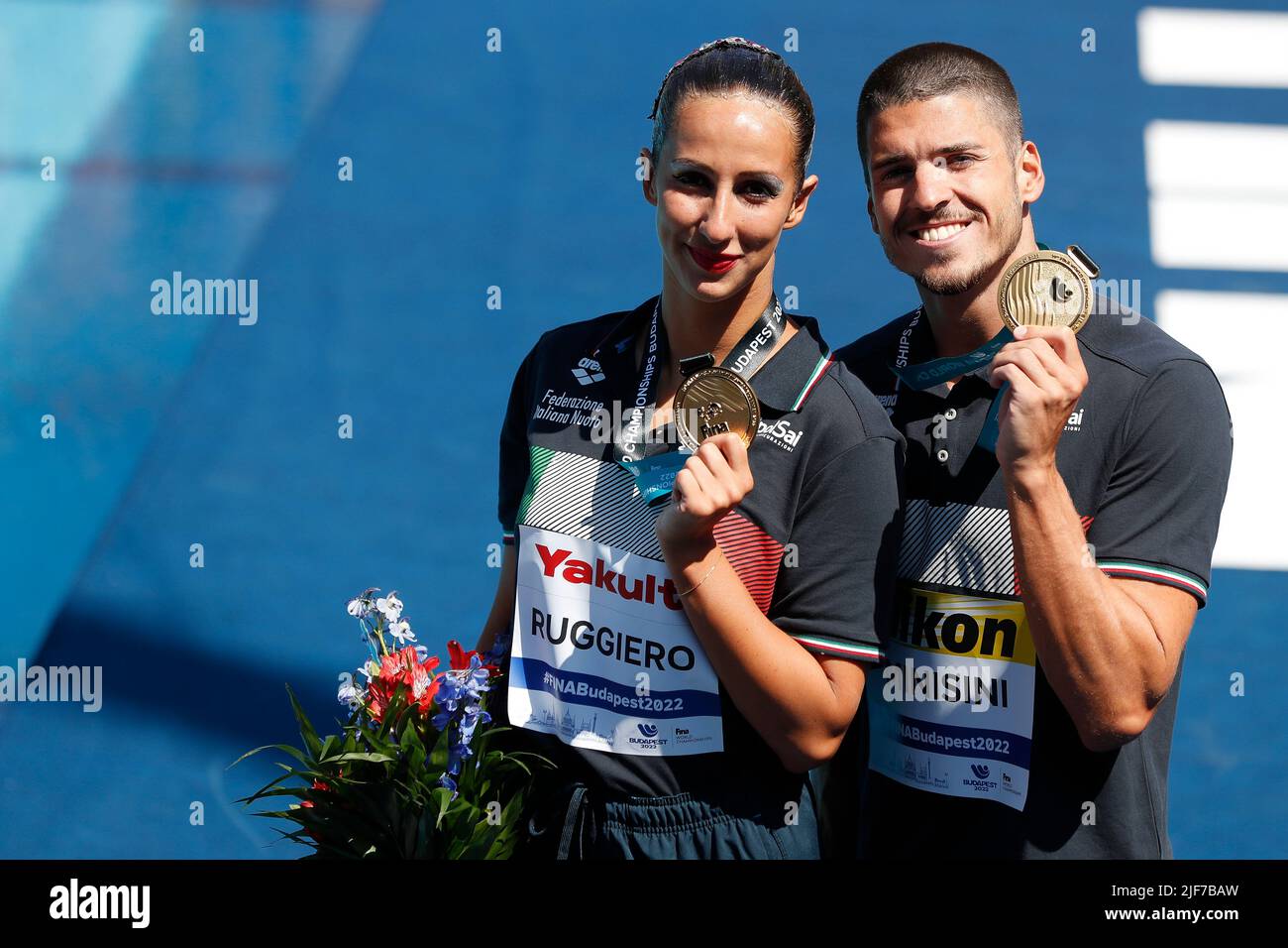 Budapest, Ungheria, 25th giugno 2022. Giorgio Minisini e Lucrezia Ruggiero d'Italia in posa con medaglie d'oro durante la cerimonia di medaglia nella finale Mixed Duet Free il giorno 9 dei campionati mondiali FINA di Budapest 2022 presso il complesso Acquatico Nazionale Alfred Hajos di Budapest, Ungheria. Giugno 25, 2022. Credit: Nikola Krstic/Alamy Foto Stock