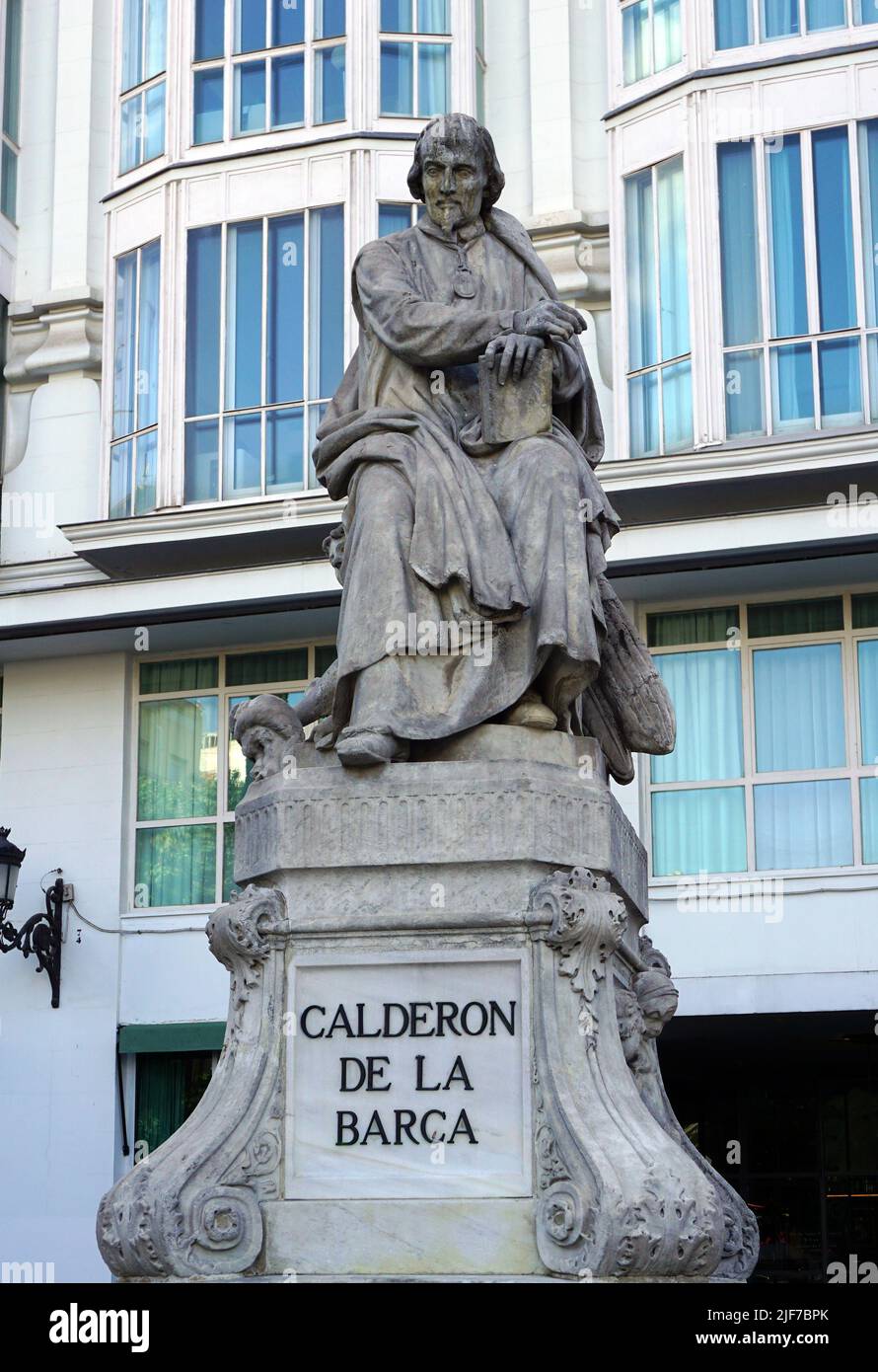 Pedro Calderón de la Barca (1600-1681).Cavaliere scrittore spagnolo dell'Ordine di Santiago.Statua in Calle de Atocha a Madrid Spagna Foto Stock