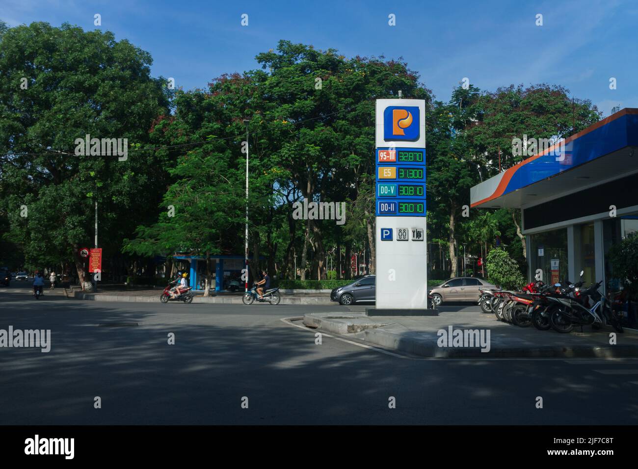 Hai Phong, Vietnam - Giugno 30th 2022: Stazione di benzina sulla strada principale che mostra prezzi di gas elevati a causa di inflazione e problemi di approvvigionamento Foto Stock