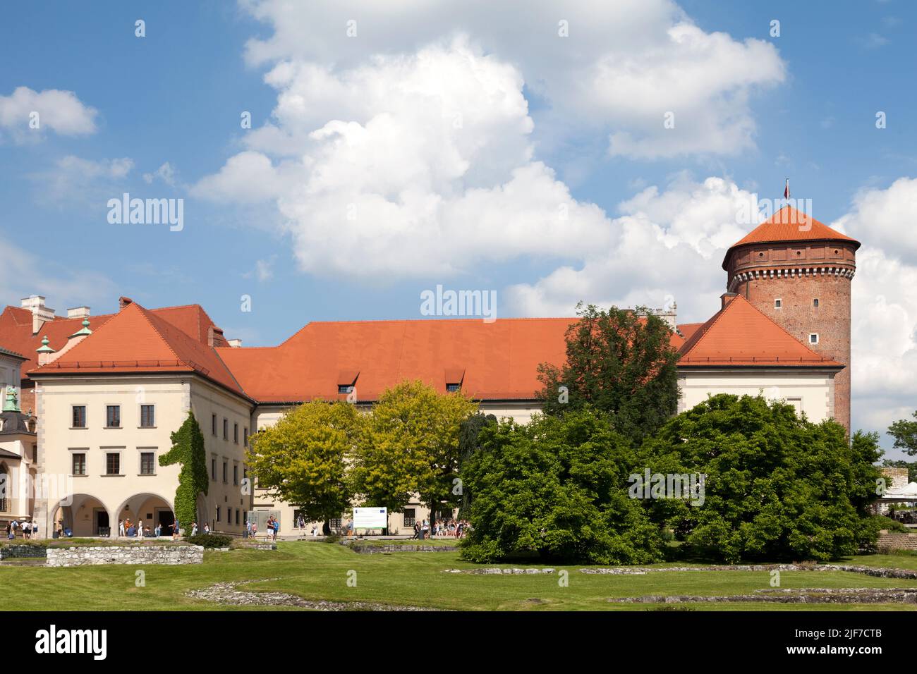 Cracovia, Polonia - Giugno 07 2019: Il Castello di Wawel è una residenza di castello costruita su richiesta del re Casimiro III il Grande. Si compone di un certo numero di st Foto Stock