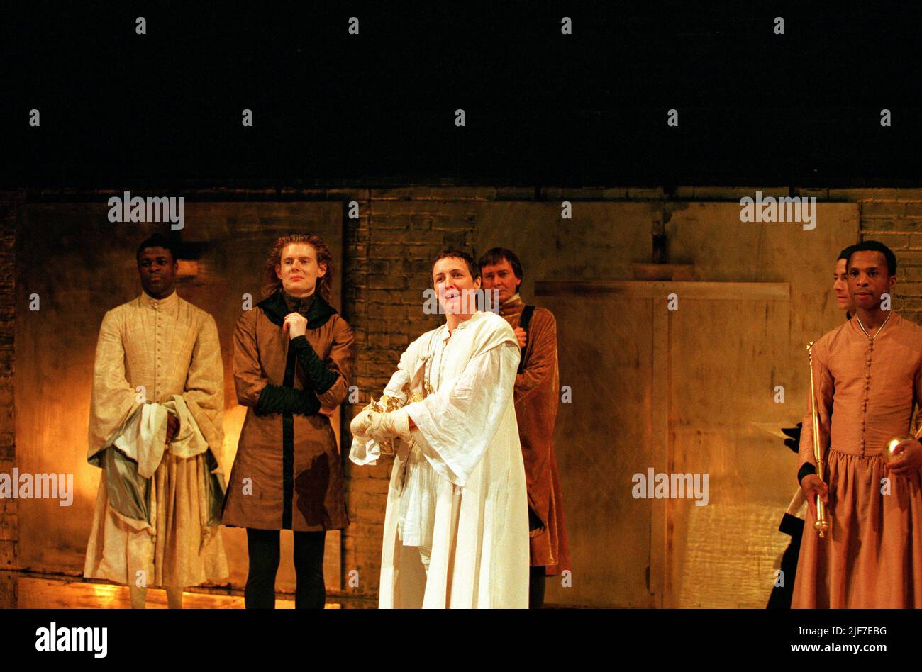 Center: Julian Rhind-Tutt (Edward, Duca di Aumerle), Fiona Shaw (Richard II) a RICHARD II di Shakespeare al Cottesloe Theatre, National Theatre (NT), Londra SE1 02/06/1995 design: Hildegard Bechtler illuminazione: Peter Mumford regista: Deborah Warner Foto Stock