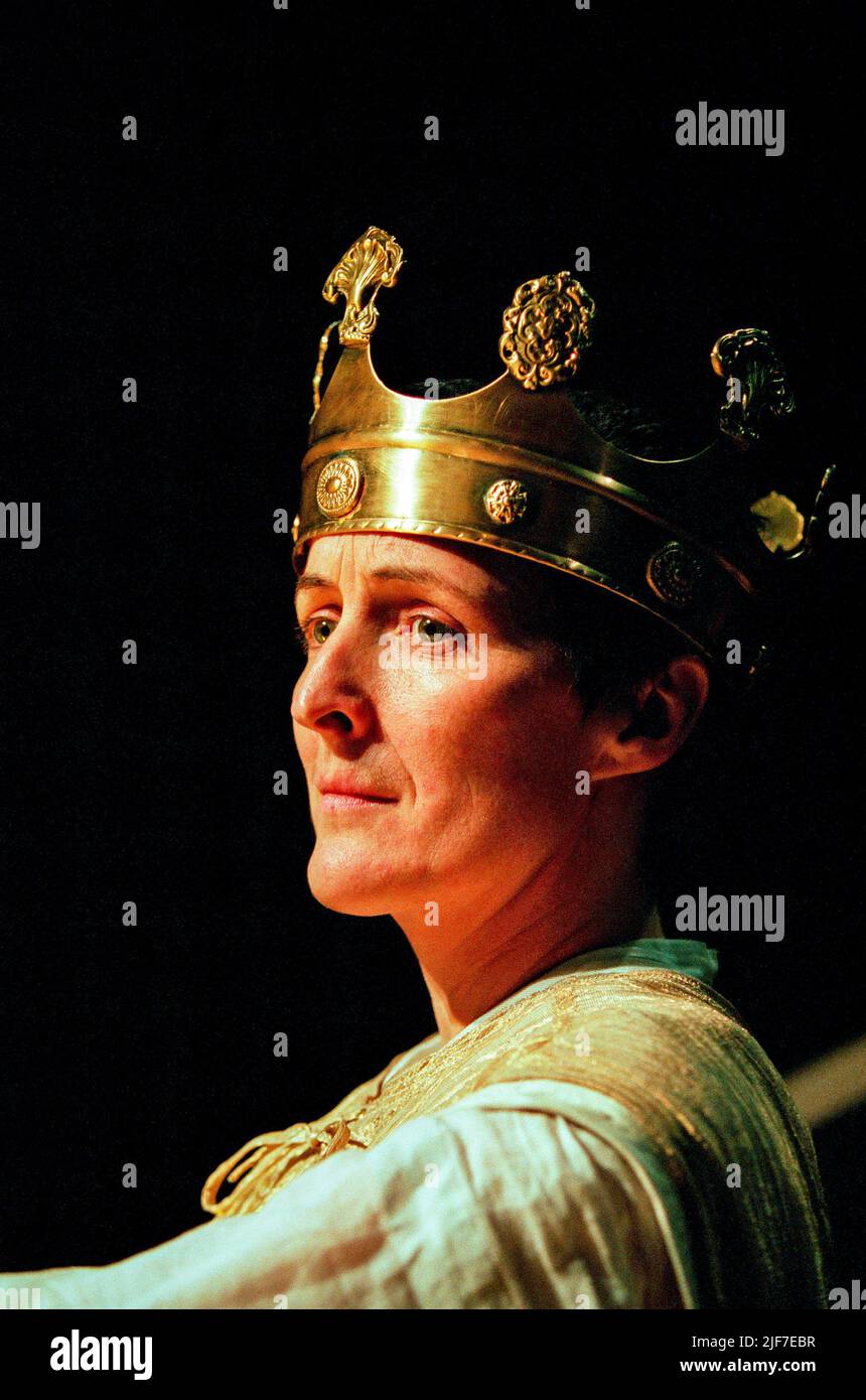 Fiona Shaw (Re Richard II) in RICHARD II di Shakespeare al Cottesloe Theatre, National Theatre (NT), Londra SE1 02/06/1995 design: Hildegard Bechtler illuminazione: Peter Mumford regista: Deborah Warner Foto Stock