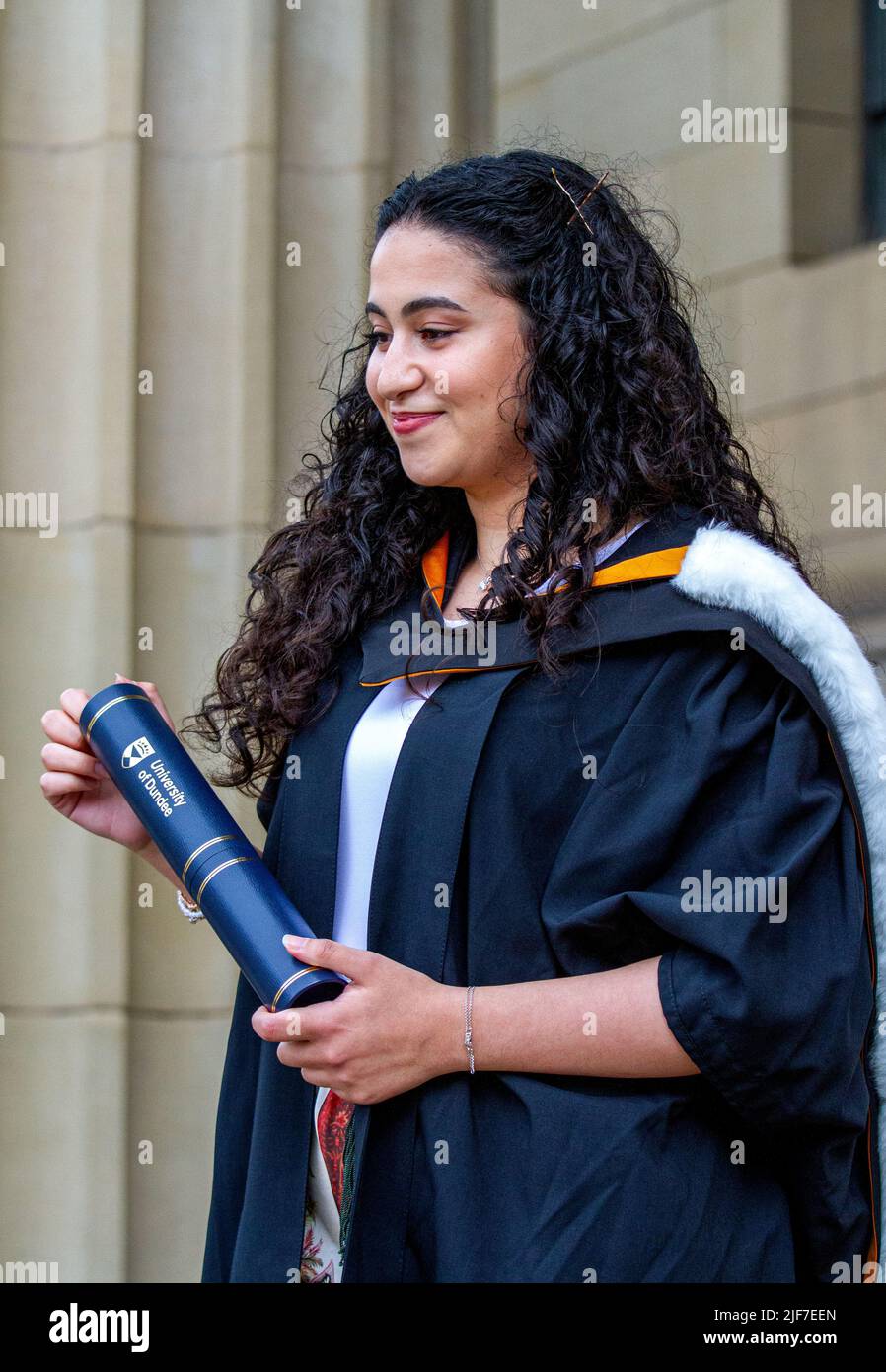 Dundee, Tayside, Scozia, Regno Unito. 30th giugno 2022. Meteo Regno Unito. Le temperature nel Nord Est della Scozia hanno superato i 20°C grazie alla combinazione di cielo limpido e caldo sole estivo. Il giorno della laurea, gli studenti universitari e le loro famiglie si sono riuniti in Dundee City Square e Caird Hall per i loro premi tardivi. Dal momento che la Scozia è stata sotto il blocco del Coronavirus per due anni, queste cerimonie di laurea sono ora in corso. Credit: Dundee Photographics/Alamy Live News Foto Stock