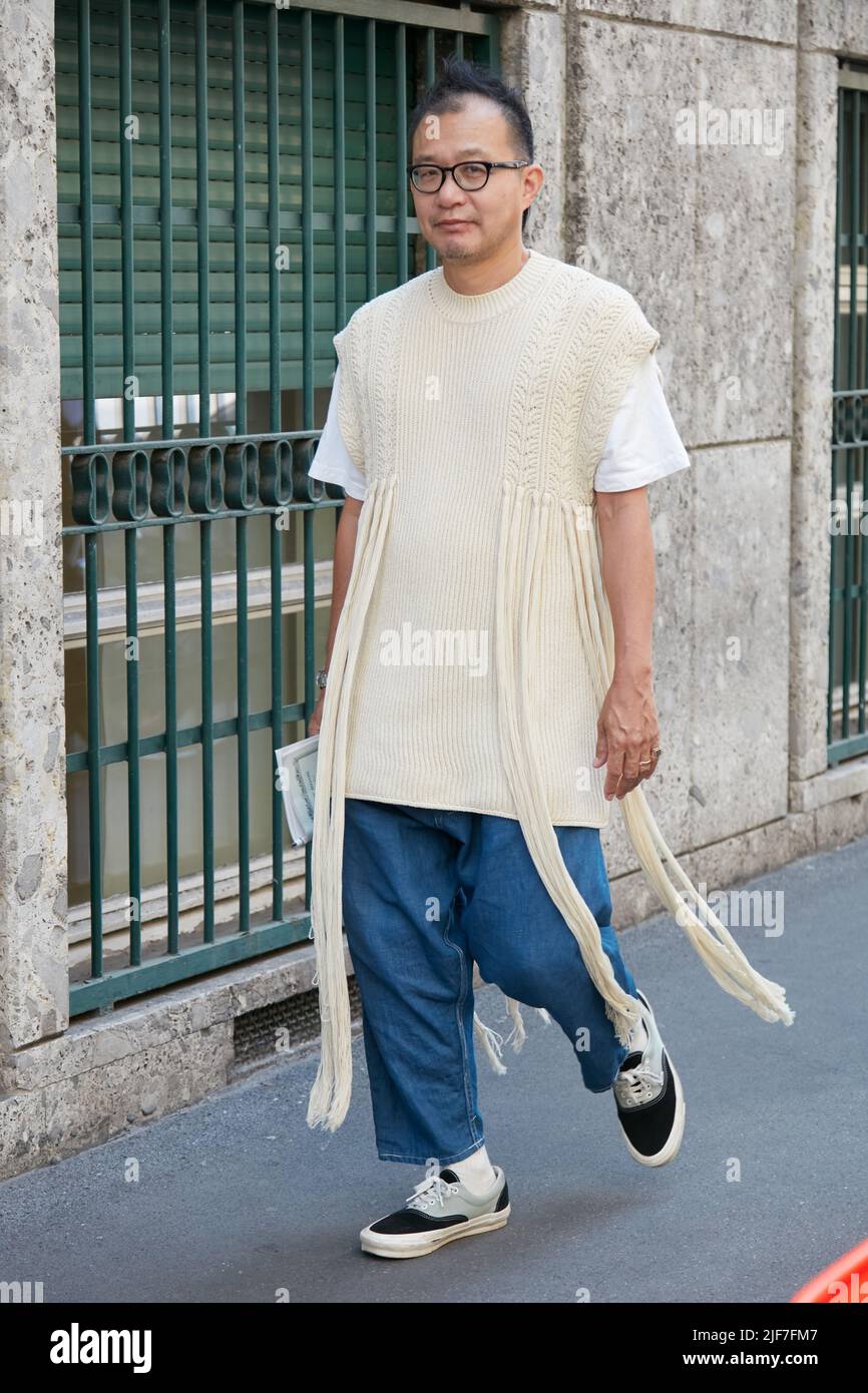 MILANO, ITALIA - 20 GIUGNO 2022: Uomo con maglione bianco con frange prima della sfilata di moda Giorgio Armani, Milano Fashion Week Street Style Foto Stock