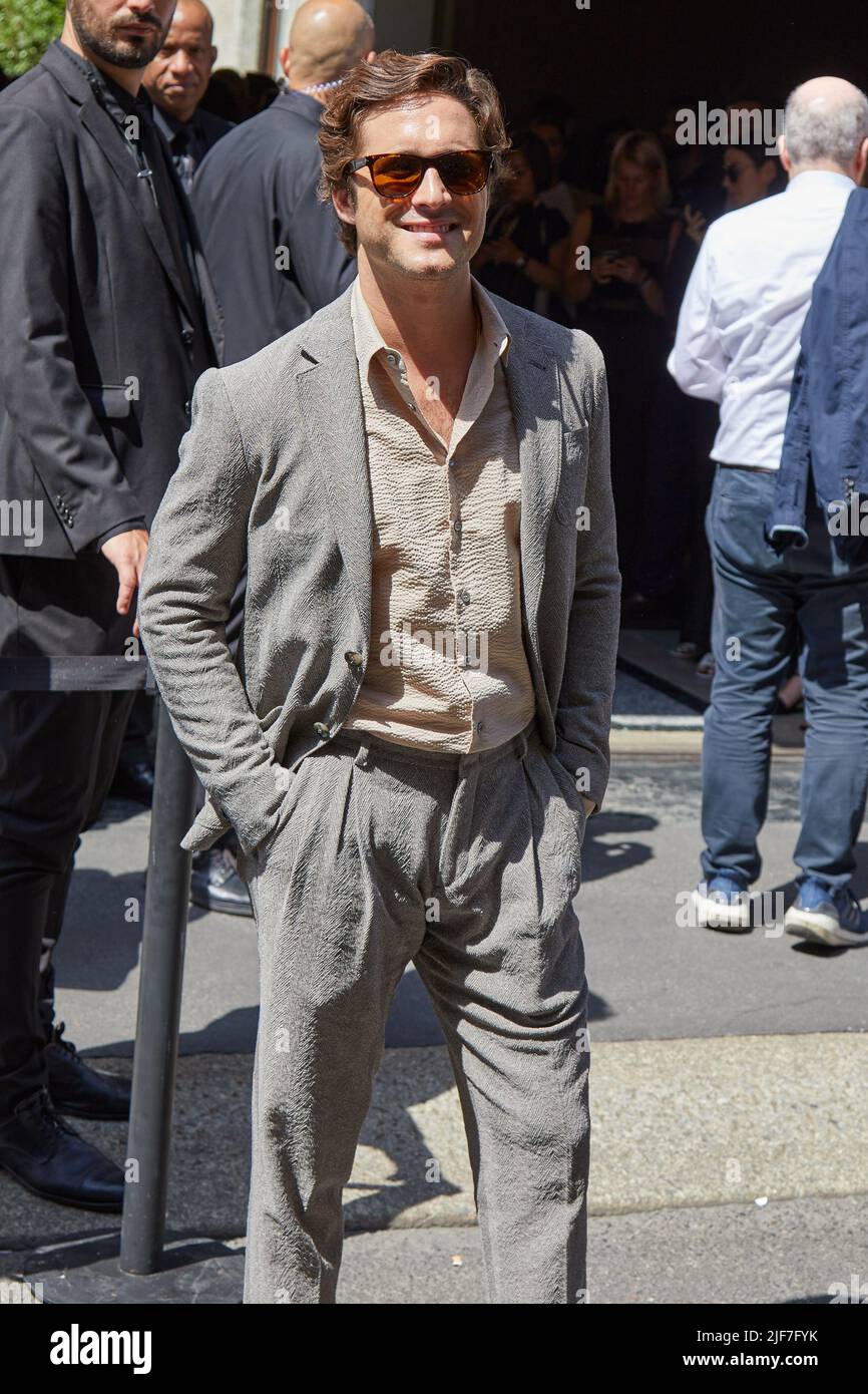 MILANO, ITALIA - 20 GIUGNO 2022: Diego Boneta prima della sfilata di moda Giorgio Armani, Milano Fashion Week Street Style Foto Stock