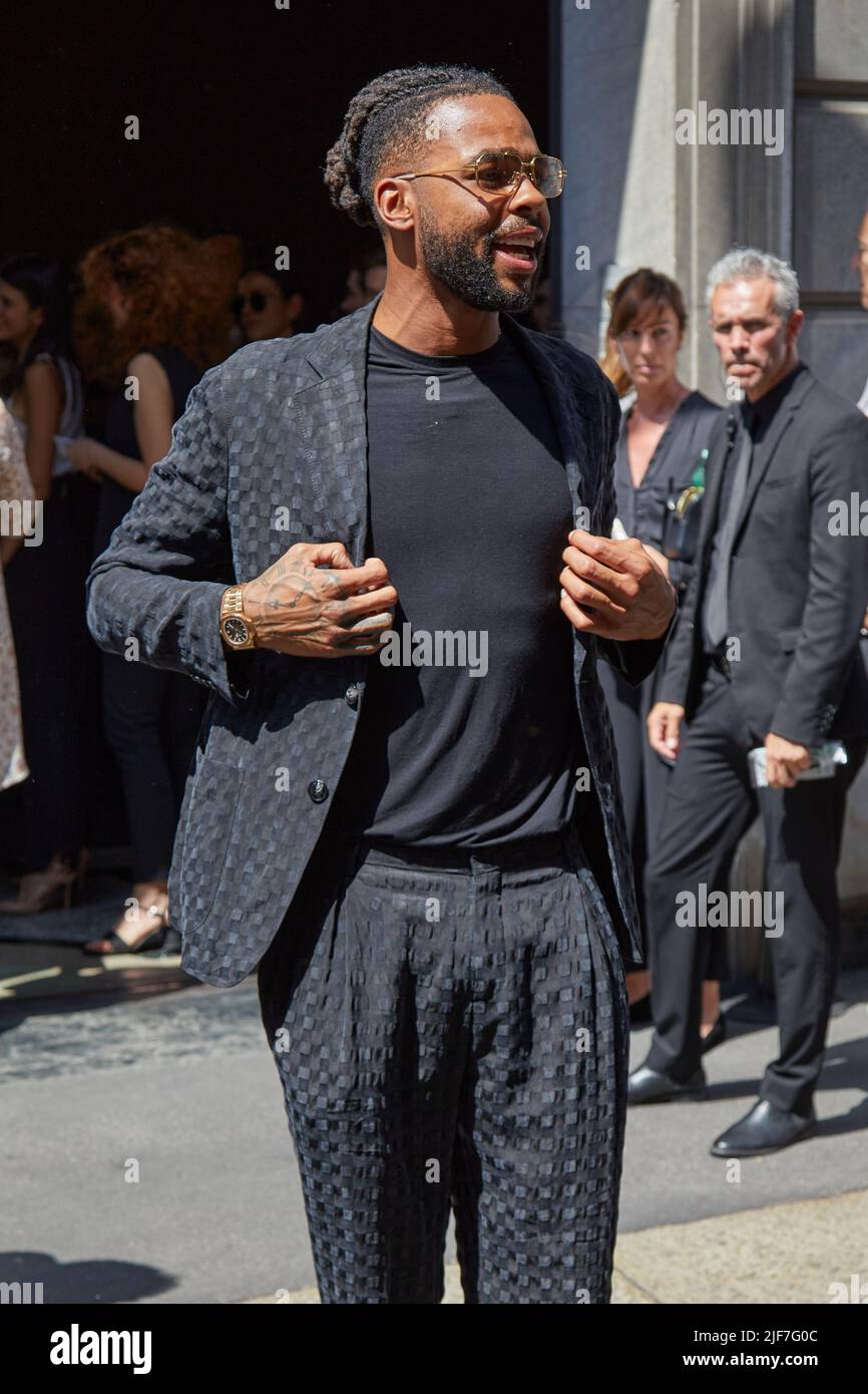 MILANO, ITALIA - 20 GIUGNO 2022: D'Angelo Russell prima della sfilata di moda Giorgio Armani, Milano Fashion Week Street Style Foto Stock