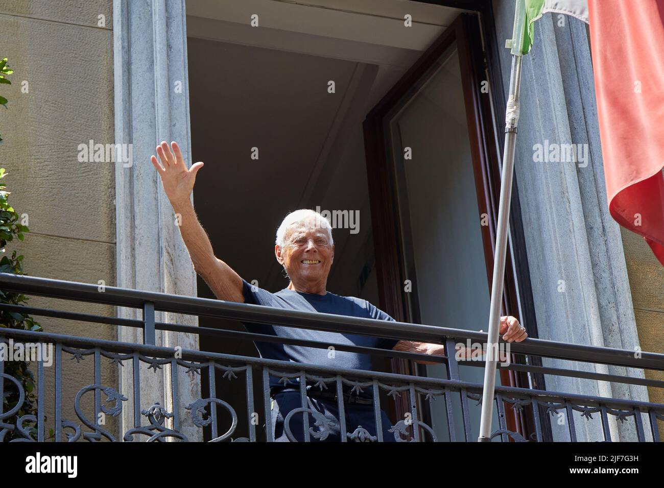 MILANO, ITALIA - 20 GIUGNO 2022: Giorgio Armani saluta i suoi fan dopo la sfilata di moda Giorgio Armani, Street style della settimana della Moda di Milano Foto Stock
