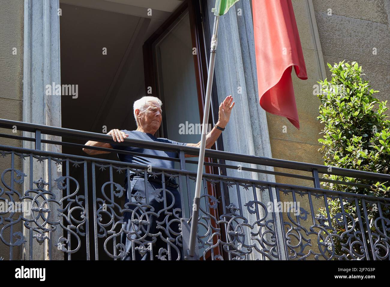 MILANO, ITALIA - 20 GIUGNO 2022: Giorgio Armani saluta i suoi fan dopo la sfilata di moda Giorgio Armani, Street style della settimana della Moda di Milano Foto Stock
