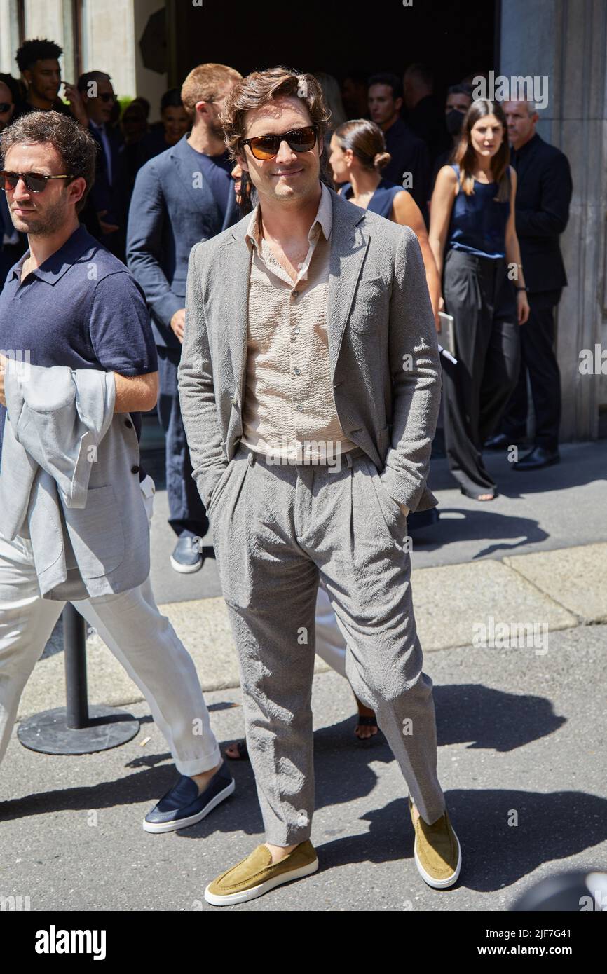 MILANO, ITALIA - 20 GIUGNO 2022: Diego Boneta prima della sfilata di moda Giorgio Armani, Milano Fashion Week Street Style Foto Stock