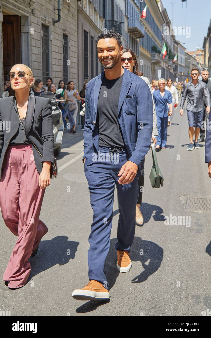 MILANO, ITALIA - 20 GIUGNO 2022: Rege Jean Page prima della sfilata di moda Giorgio Armani, Milano Fashion Week Street Style Foto Stock