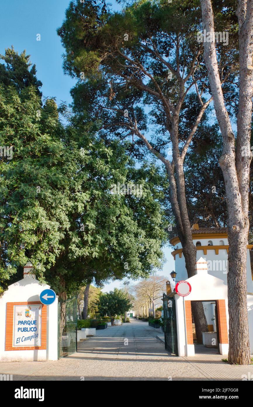 Chiclana de la Frontera, Cadice, Spagna - 05 febbraio 2022: Ingresso posteriore del Parco pubblico di El Campito Foto Stock