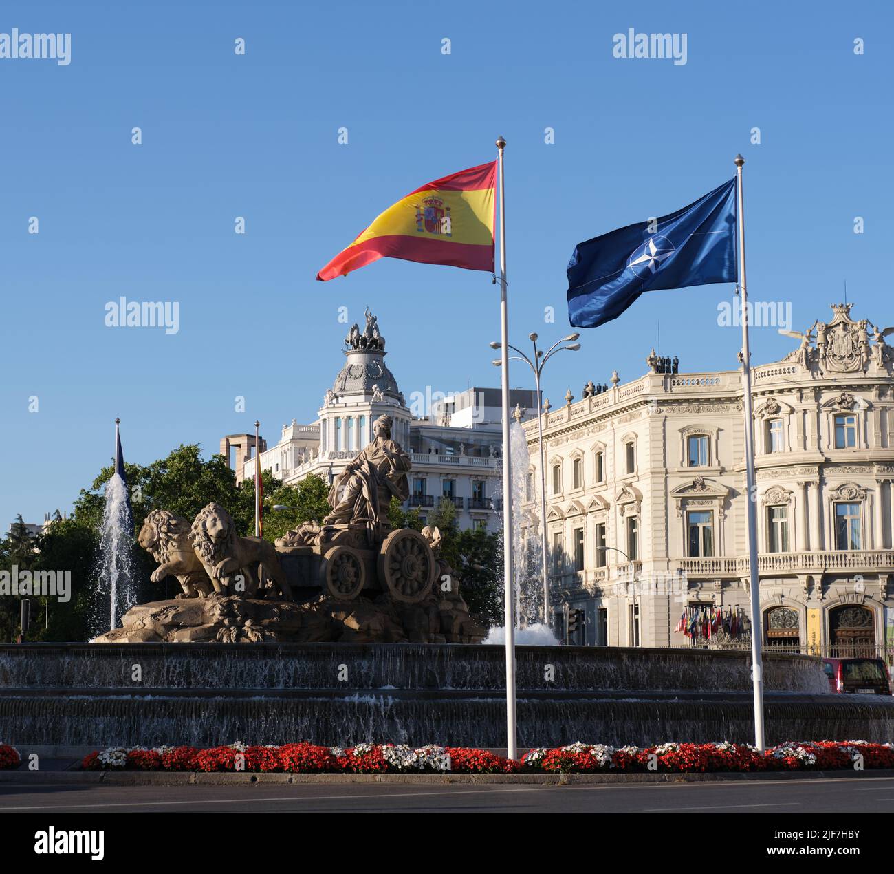 Madrid, Spagna. 28th giugno 2022. La bandiera dell'Organizzazione del Trattato del Nord Atlantico (NATO) e la bandiera nazionale spagnola sono viste a Madrid, Spagna, 28 giugno 2022. Credit: Meng Dingbo/Xinhua/Alamy Live News Foto Stock