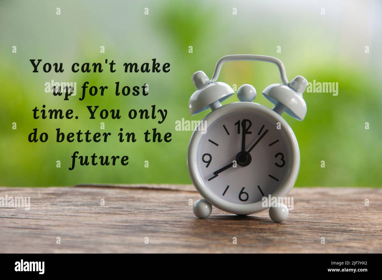 Citazione motivazionale - non è possibile recuperare il tempo perso. Si fa meglio solo in futuro. Foto Stock