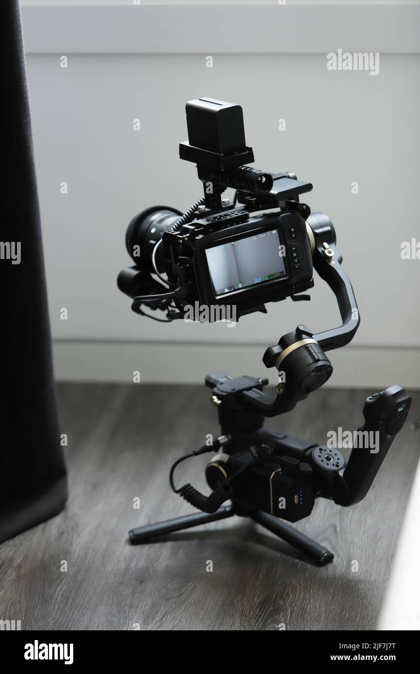stabilizzatore video con fotocamera appoggiata a terra Foto Stock