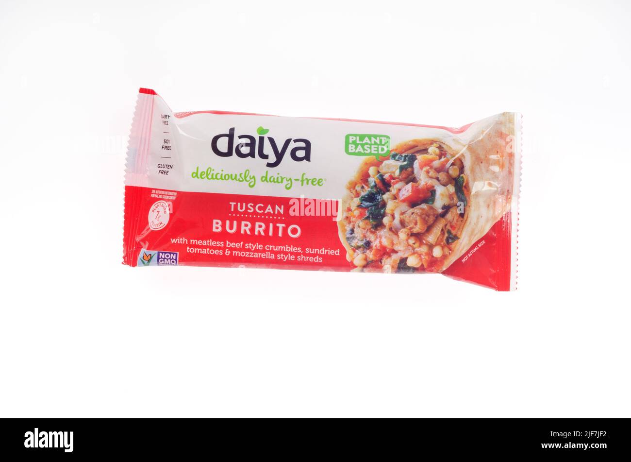 Burrito toscano Daiya a base di piante, senza latticini, in involucro con crumbles di manzo senza carne, pomodori secchi e mozzarella. Olio di soia non OGM Foto Stock