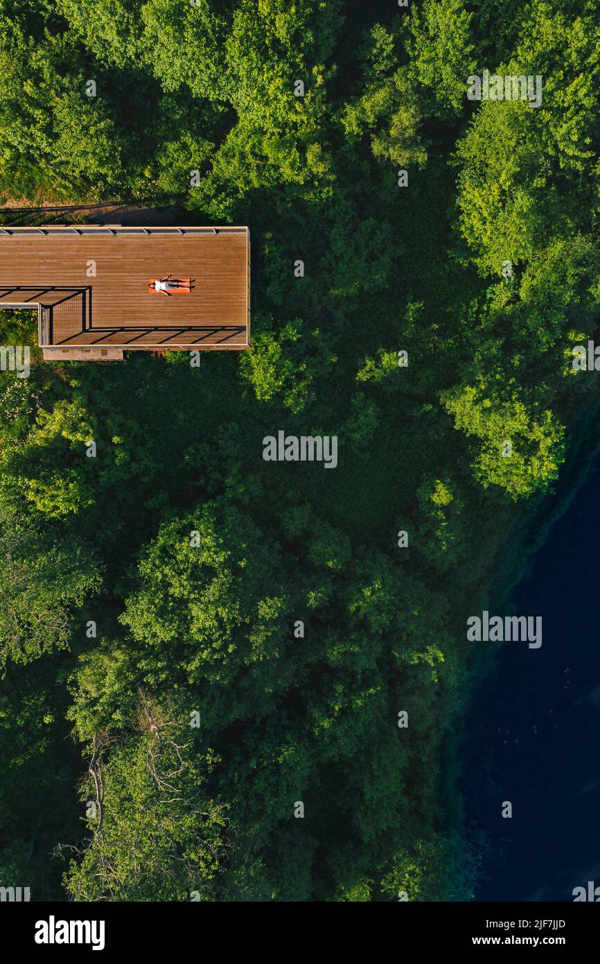 Giovane donna che fa yoga sul balcone Foto Stock