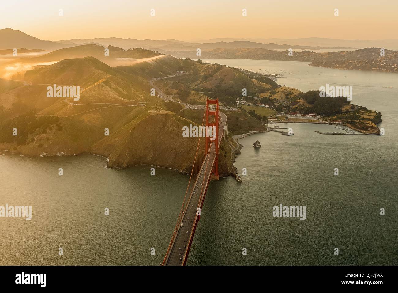 La luce d'oro - Aerial Golden Gate Bridge San Francisco Foto Stock