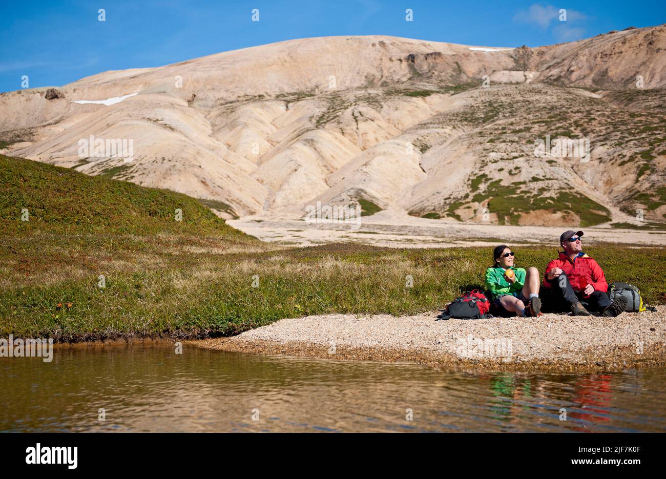 Coppia di riposo durante un'escursione nei remoti fiordi orientali dell'Islanda Foto Stock