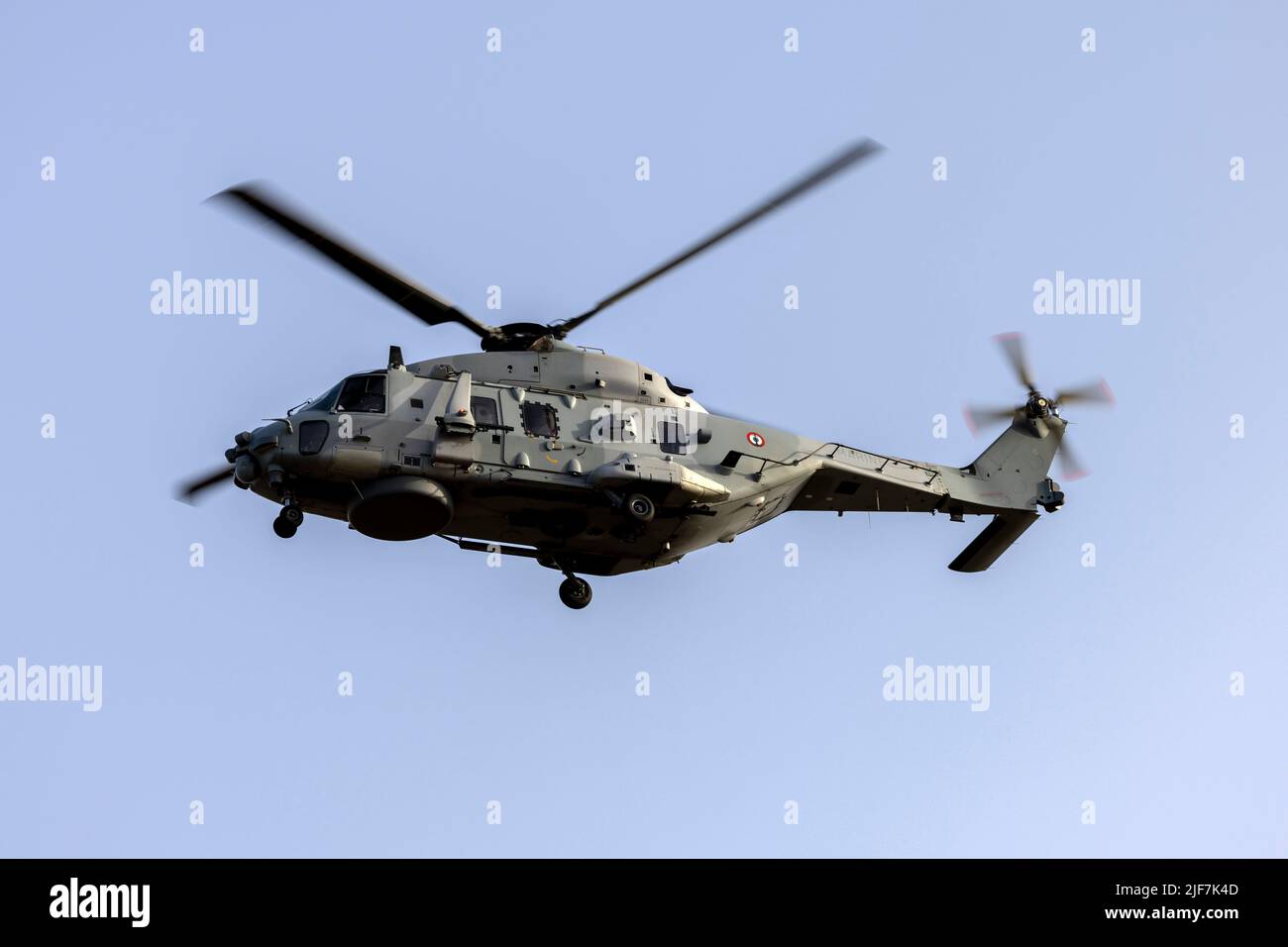 Navy francese NHI NH-90 NFH (Reg.: 6) elicottero che effettua alcuni approcci sulla pista 23 in prima mattinata. Foto Stock