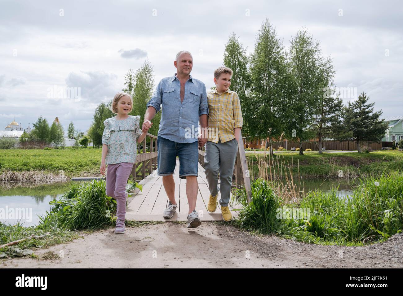 Il padre cammina con i bambini in natura. Foto Stock
