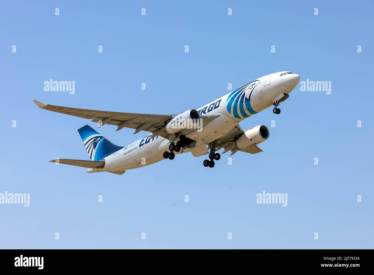EgyptAir Cargo Airbus A330-243(P2F) (REG: SU-GCJ) decollo dalla pista 13. Foto Stock