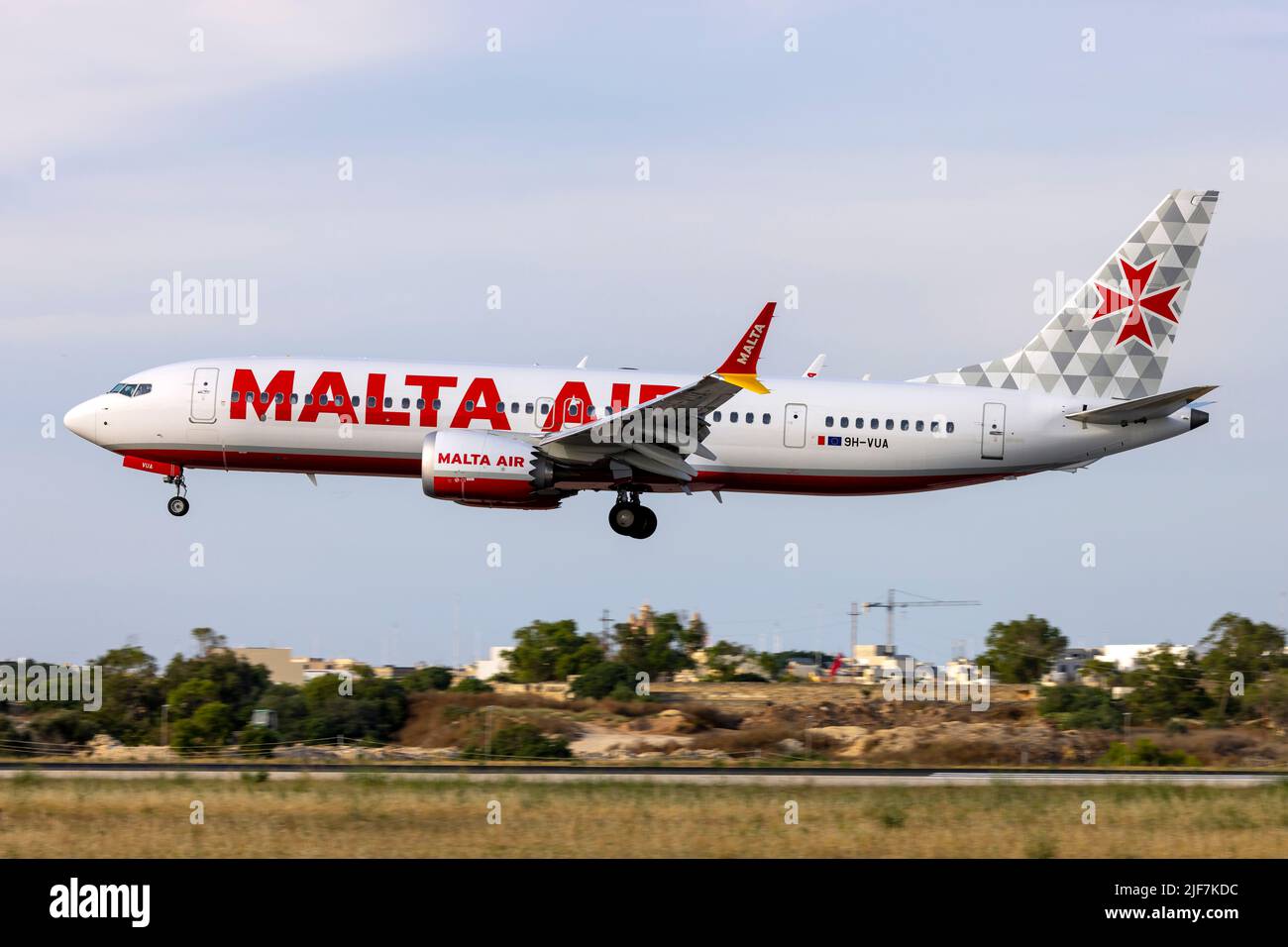 Malta Air Boeing 737-8 MAX 200 (REG: 9h-VUA) in finale pista 31 in serata Foto Stock