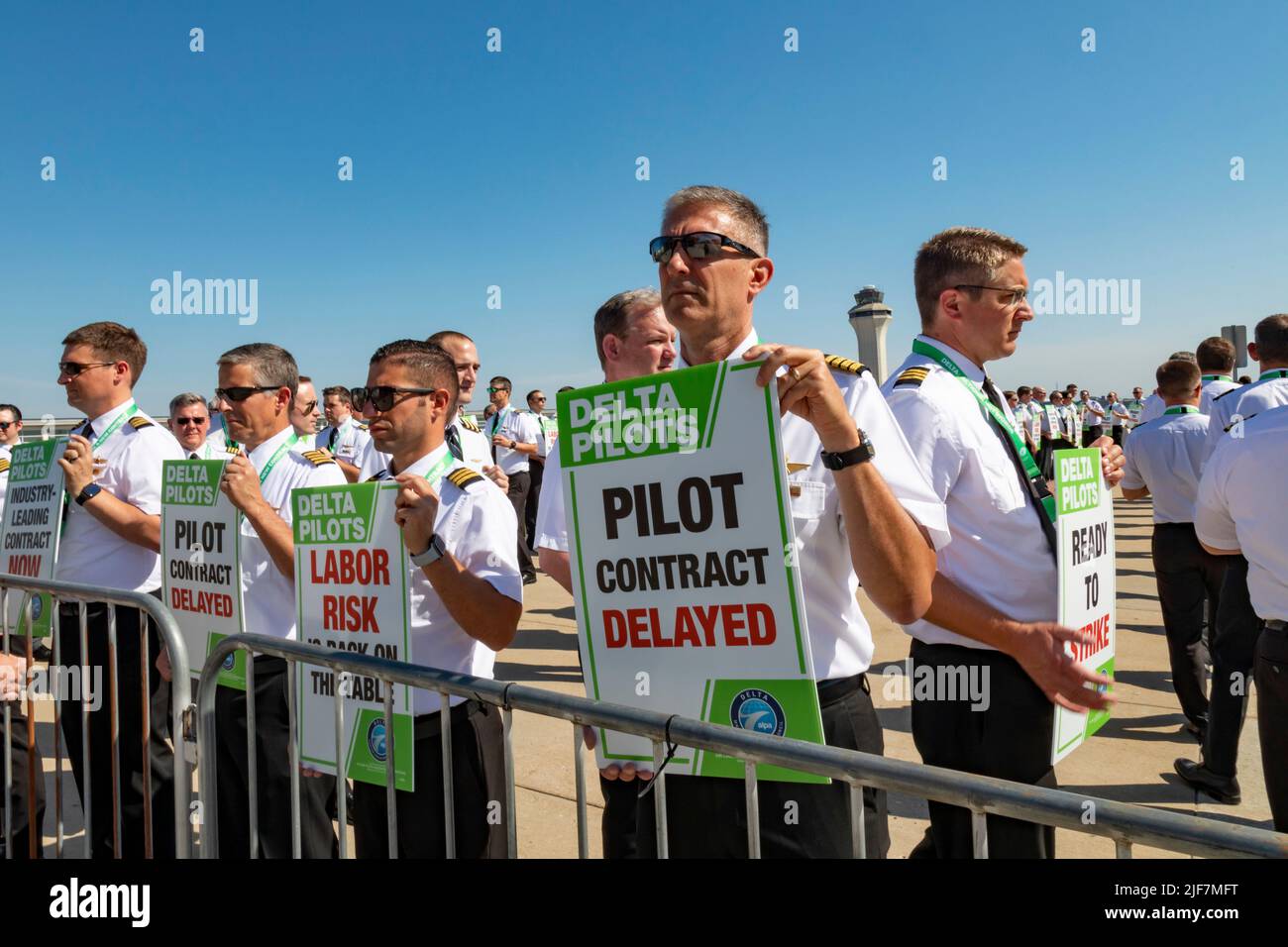 Detroit, Michigan, Stati Uniti. 30th giugno 2022. I piloti della Delta Air Lines picket all'aeroporto Detroit Metro (DTW), protestando per la mancanza di progressi nelle negoziazioni contrattuali. Vogliono cambiamenti di programmazione pilota, dicendo che sono stati sovraccarichi perché la compagnia aerea programma più volo di quanto possa essere gestito con il suo numero attuale di piloti. Credit: Jim West/Alamy Live News Foto Stock