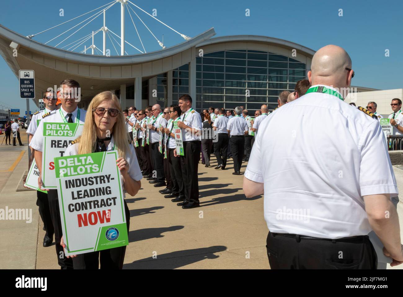 Detroit, Michigan, Stati Uniti. 30th giugno 2022. I piloti della Delta Air Lines picket all'aeroporto Detroit Metro (DTW), protestando per la mancanza di progressi nelle negoziazioni contrattuali. Vogliono cambiamenti di programmazione pilota, dicendo che sono stati sovraccarichi perché la compagnia aerea programma più volo di quanto possa essere gestito con il suo numero attuale di piloti. Credit: Jim West/Alamy Live News Foto Stock