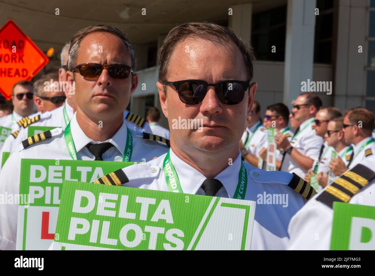 Detroit, Michigan, Stati Uniti. 30th giugno 2022. I piloti della Delta Air Lines picket all'aeroporto Detroit Metro (DTW), protestando per la mancanza di progressi nelle negoziazioni contrattuali. Vogliono cambiamenti di programmazione pilota, dicendo che sono stati sovraccarichi perché la compagnia aerea programma più volo di quanto possa essere gestito con il suo numero attuale di piloti. Credit: Jim West/Alamy Live News Foto Stock