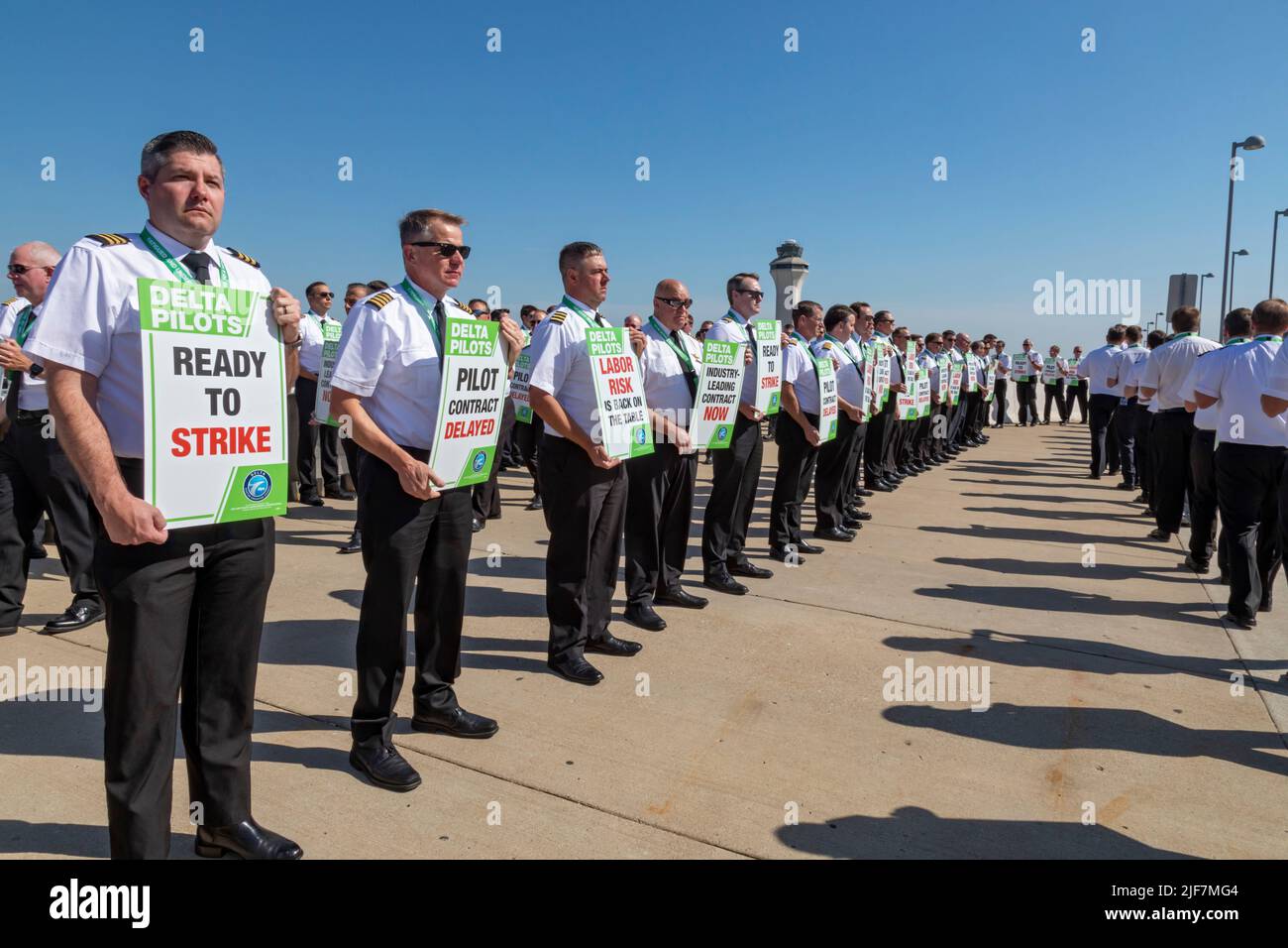 Detroit, Michigan, Stati Uniti. 30th giugno 2022. I piloti della Delta Air Lines picket all'aeroporto Detroit Metro (DTW), protestando per la mancanza di progressi nelle negoziazioni contrattuali. Vogliono cambiamenti di programmazione pilota, dicendo che sono stati sovraccarichi perché la compagnia aerea programma più volo di quanto possa essere gestito con il suo numero attuale di piloti. Credit: Jim West/Alamy Live News Foto Stock