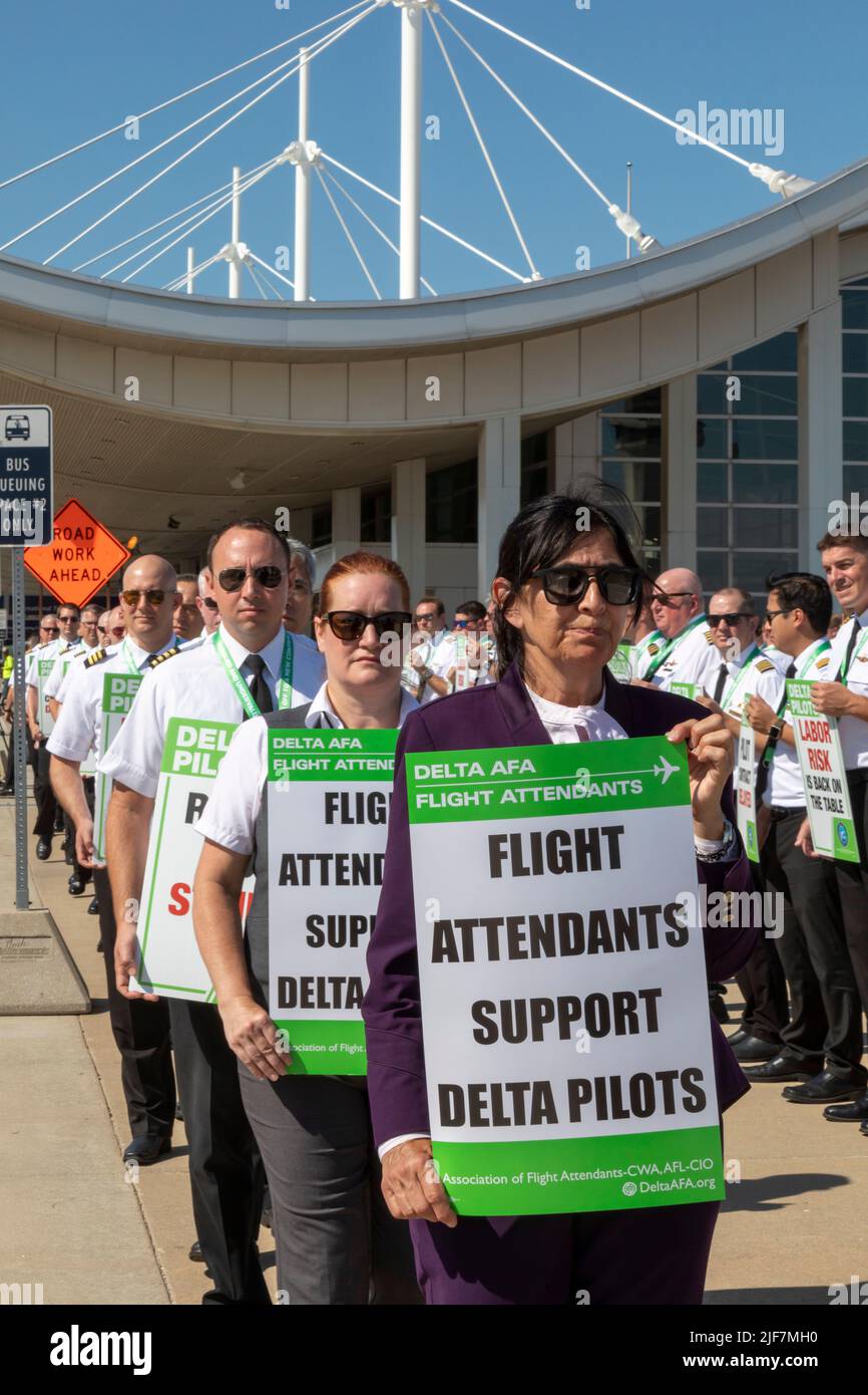 Detroit, Michigan, Stati Uniti. 30th giugno 2022. Gli assistenti di volo della Delta Air Lines si sono Uniti ai piloti che si sono ritirati all'aeroporto Detroit Metro (DTW). I piloti protestavano per la mancanza di progressi nei negoziati contrattuali. Vogliono cambiamenti di programmazione pilota, dicendo che sono stati sovraccarichi perché la compagnia aerea programma più volo di quanto possa essere gestito con il suo numero attuale di piloti. Gli assistenti di volo non sindacali hanno avviato una campagna per unionizzare con l'Associazione degli assistenti di volo. Credit: Jim West/Alamy Live News Foto Stock
