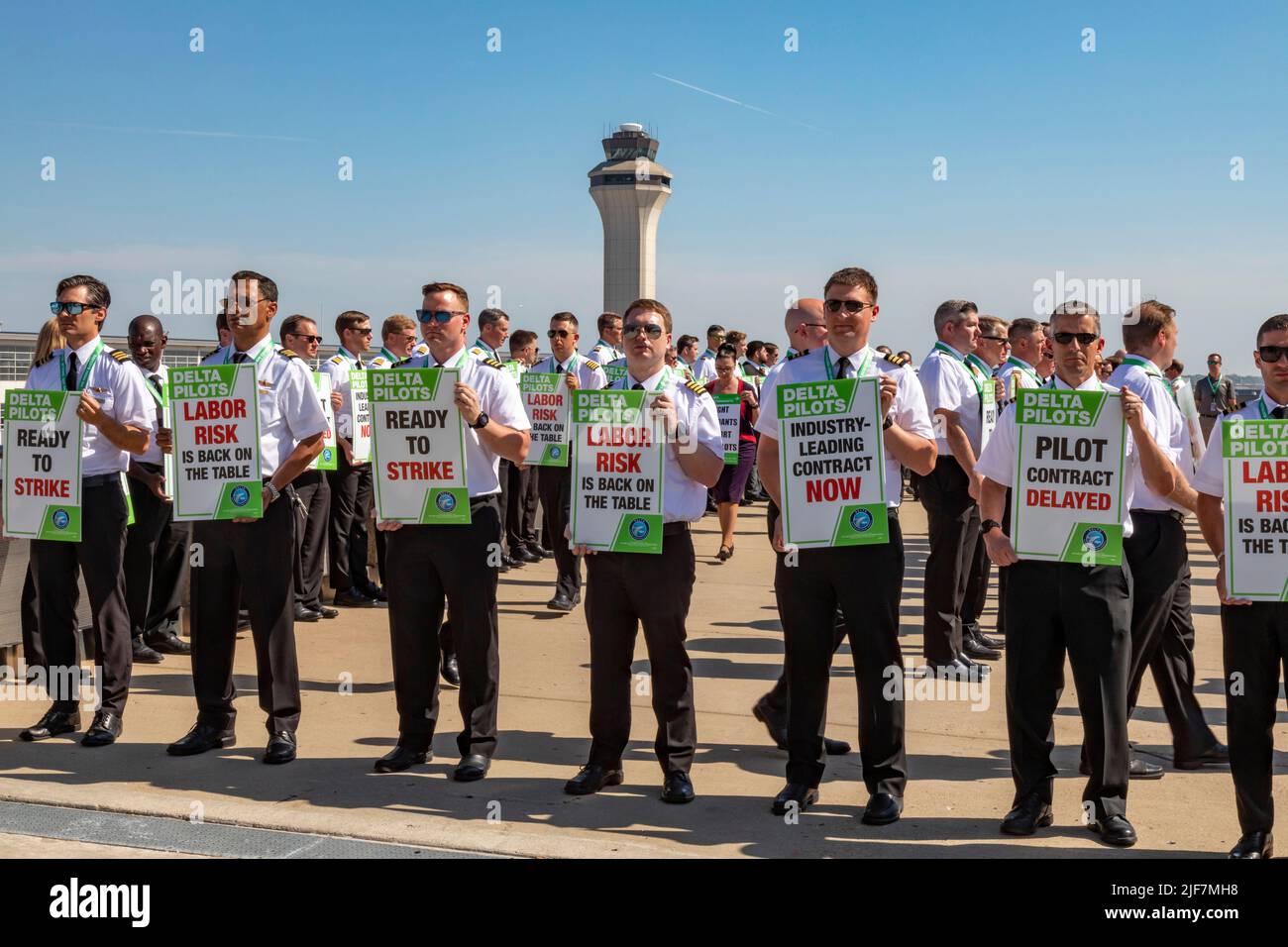 Detroit, Michigan, Stati Uniti. 30th giugno 2022. I piloti della Delta Air Lines picket all'aeroporto Detroit Metro (DTW), protestando per la mancanza di progressi nelle negoziazioni contrattuali. Vogliono cambiamenti di programmazione pilota, dicendo che sono stati sovraccarichi perché la compagnia aerea programma più volo di quanto possa essere gestito con il suo numero attuale di piloti. Credit: Jim West/Alamy Live News Foto Stock