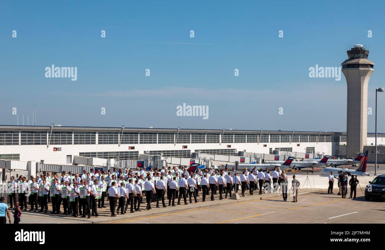 Detroit, Michigan, Stati Uniti. 30th giugno 2022. I piloti della Delta Air Lines picket all'aeroporto Detroit Metro (DTW), protestando per la mancanza di progressi nelle negoziazioni contrattuali. Vogliono cambiamenti di programmazione pilota, dicendo che sono stati sovraccarichi perché la compagnia aerea programma più volo di quanto possa essere gestito con il suo numero attuale di piloti. Credit: Jim West/Alamy Live News Foto Stock