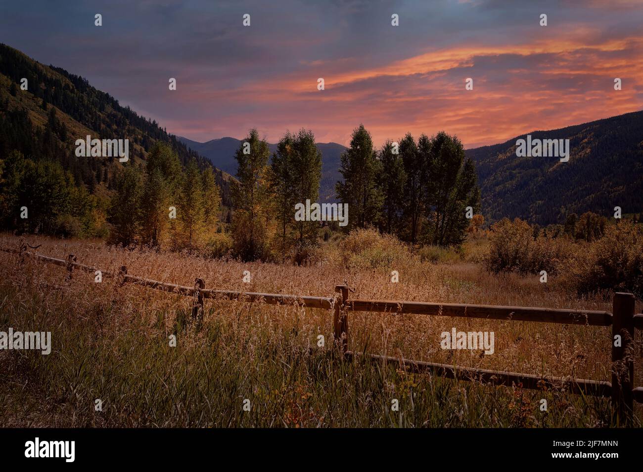 Cielo colorato sulla campagna autunnale in Colorado Foto Stock