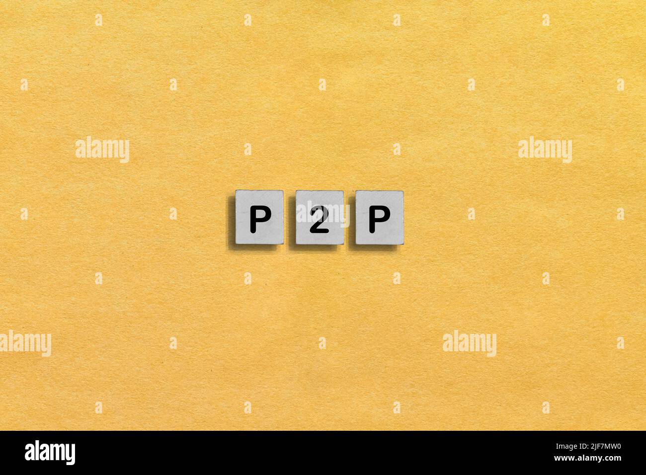 Mattonella di legno con P2P abbreviazioni - il servizio peer-to-peer è una piattaforma decentralizzata in cui due individui interagiscono direttamente l'uno con l'altro Foto Stock