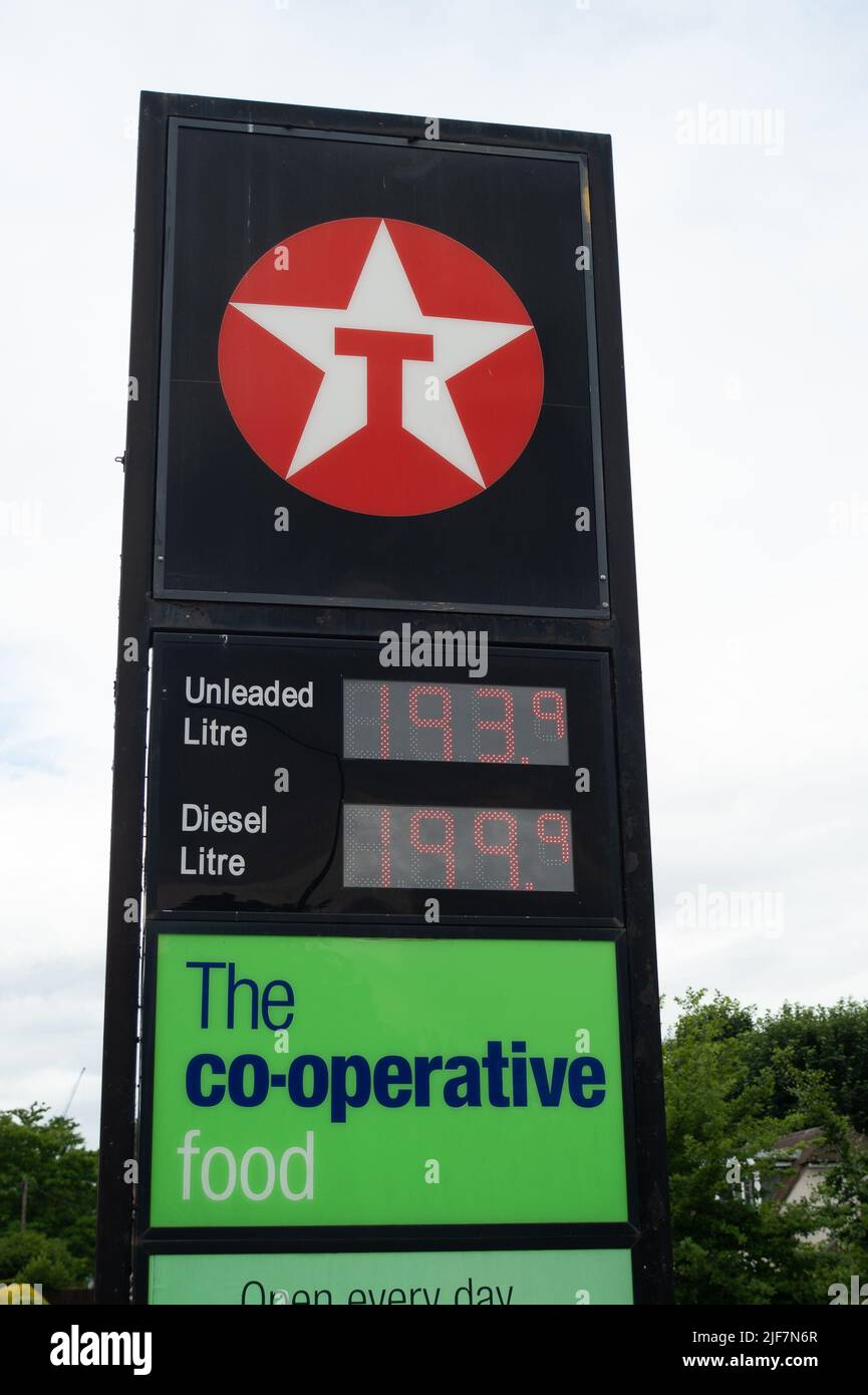 Maidenhead, Berkshire, Regno Unito. 30th giugno 2022. I prezzi della benzina in un distributore di benzina Texaco a Maidenhead erano 193,9 per litro e 199,9 per litro di diesel oggi come il costo della crisi vivente peggiora. Credit: Maureen McLean/Alamy Live News Foto Stock