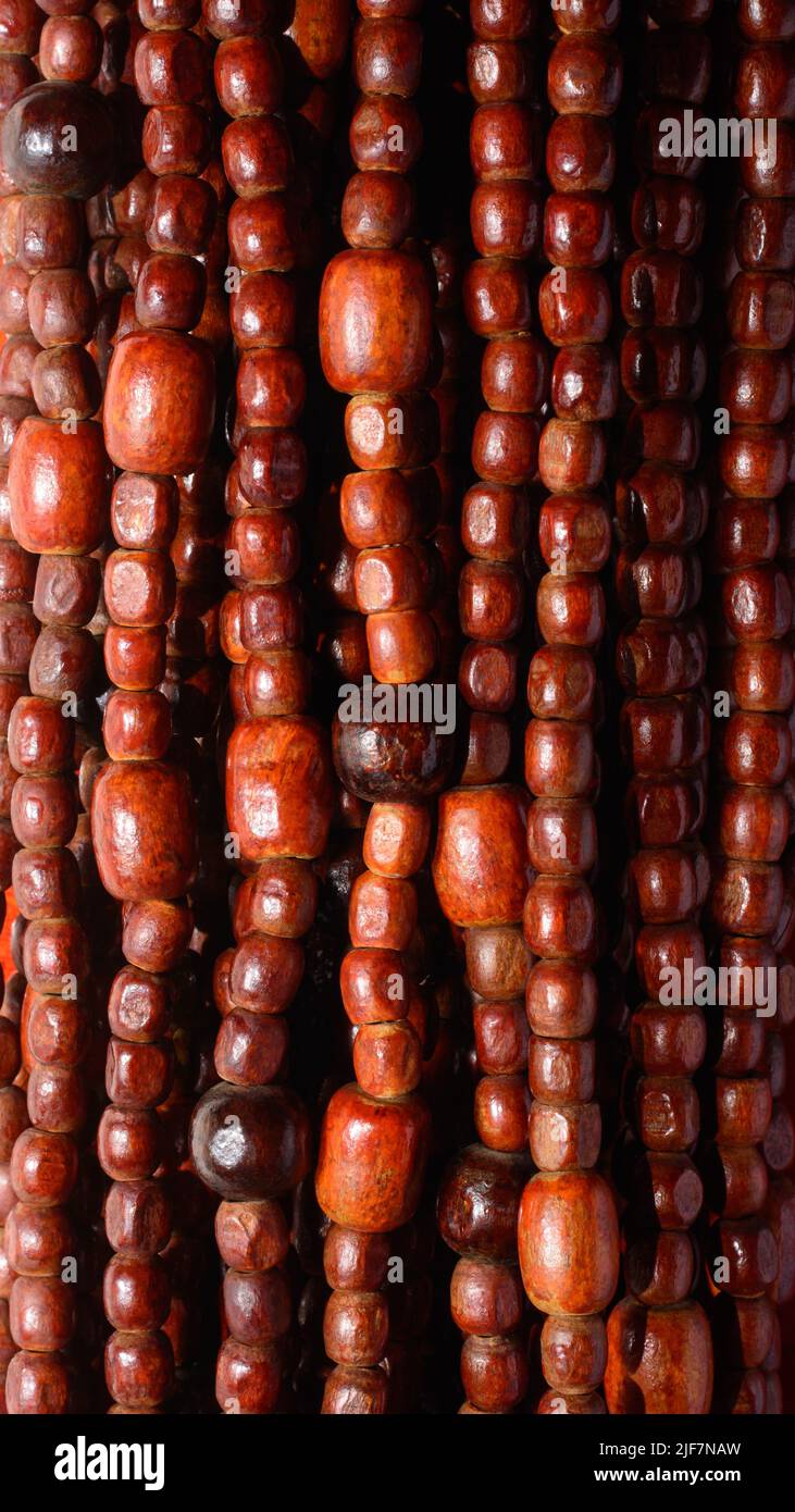 sfondo astratto di cortina filettata in legno perline della porta, la trama della vista closeup può essere utilizzato come sfondo e grafica design Foto Stock