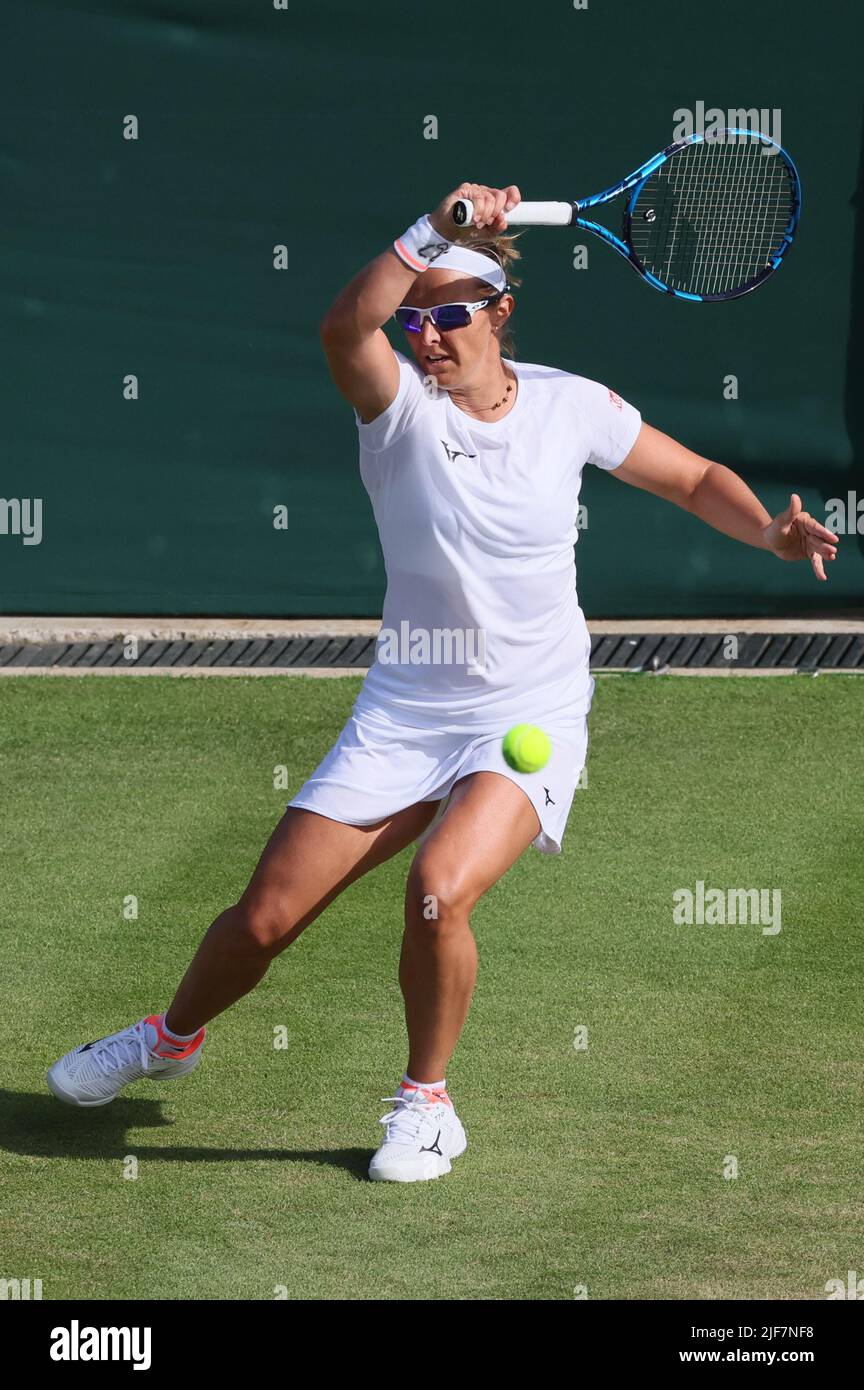 Il belga Kirsten Flipkens è stato raffigurato in azione durante una seconda partita nel torneo femminile tra il belga Flipkens (WTA190) e il rumeno Halep (WTA18) al torneo di tennis Wimbledon Grand Slam del 2022 presso l'All England Tennis Club, nel sud-ovest di Londra, in Gran Bretagna, giovedì 30 giugno 2022. BELGA PHOTO BENOIT DOPPAGNE Credit: Belga News Agency/Alamy Live News Foto Stock